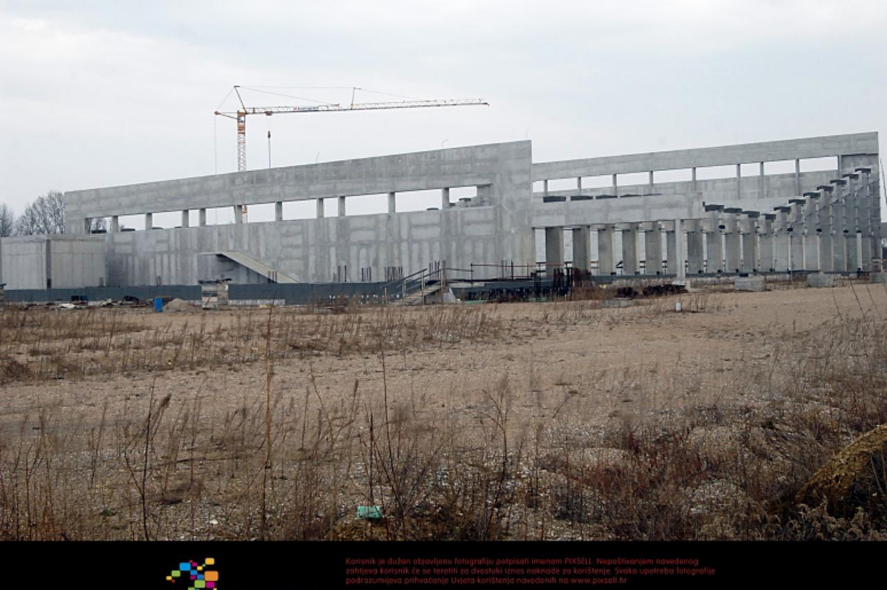 \'20.03.2012., Sisak - Sve vise Siscana, pogotovo onih koji redovito obilaze Zavod za zaposljavanje, ogorceni su zbog nastavka gradnje sportrske dvorane.  Photo: Nikola Cutuk/PIXSELL\'