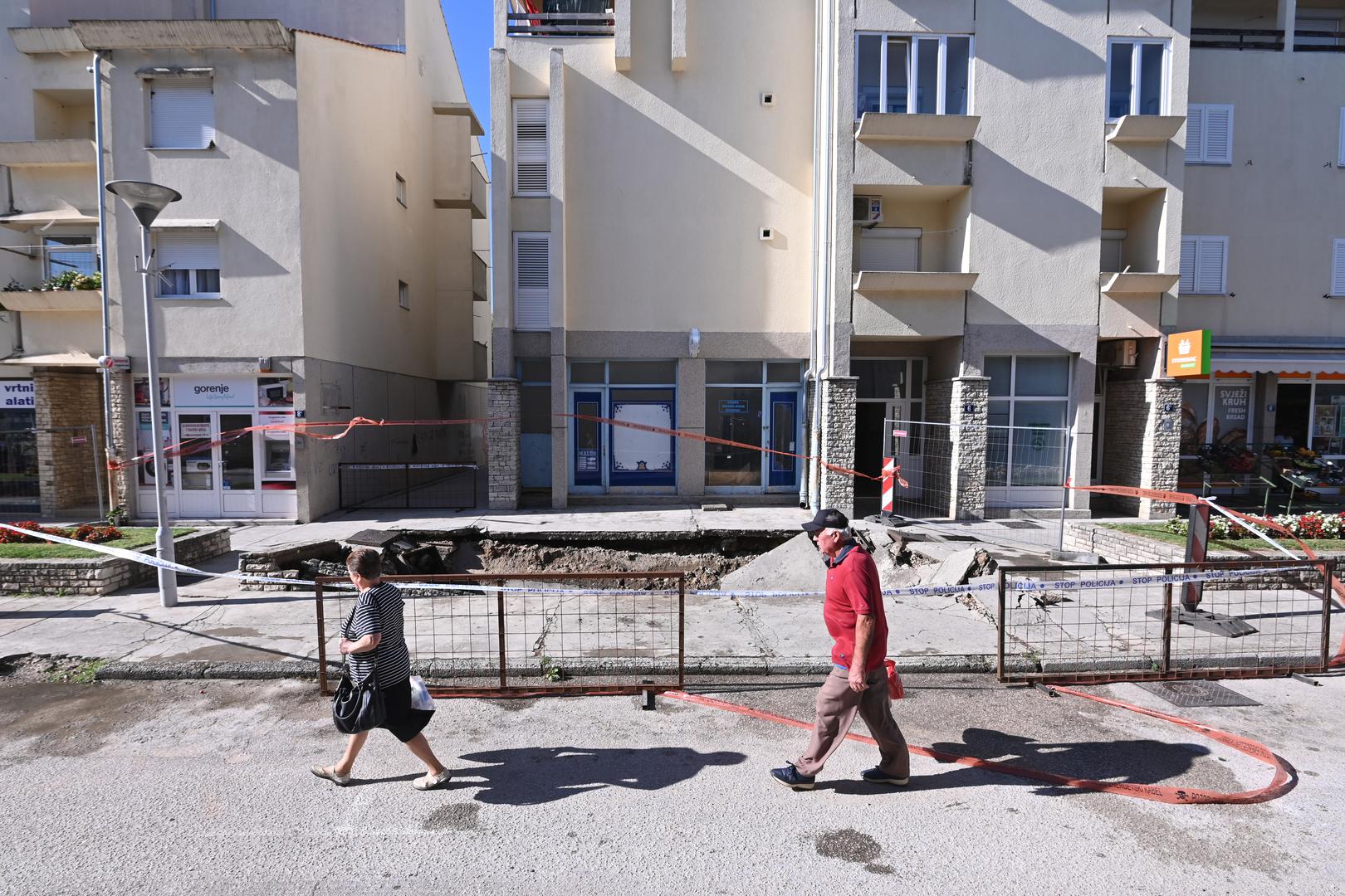 Ispred zgrade pojavila se duboka rupa u koju je propao kameni vrt.