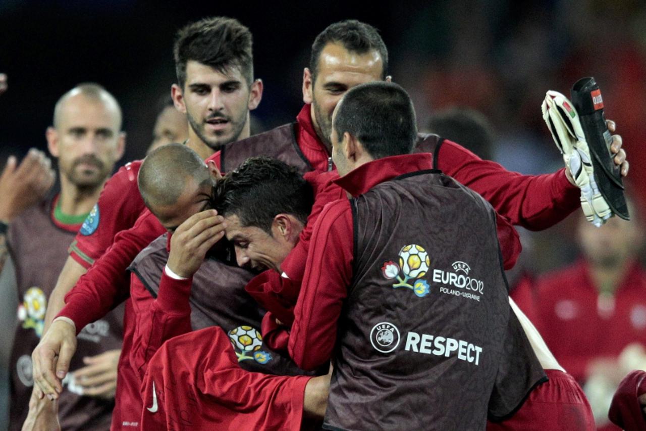 'Portugal\'s Cristiano Ronaldo (C) and teammates celebrate after winning their Group B Euro 2012 soccer match against Netherlands at Metalist stadium in Kharkiv, June 17, 2012. REUTERS/Vasily Fedosenk