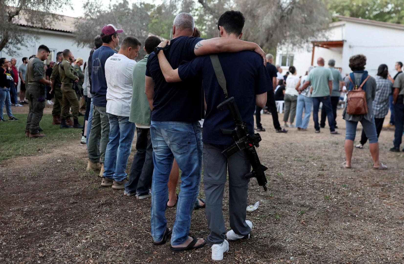 Izraelska osvetnička vojna kampanja u Gazi iz zraka, kopna i mora nastavlja se nesmanjenom žestinom, ostavljajući desetke tisuća mrtvih Palestinaca i ogromna razaranja. Ministarstvo zdravstva kojim upravlja Hamas kaže da je ubijeno najmanje 67.160 ljudi, što su podaci koje Ujedinjeni narodi smatraju vjerodostojnima. Njihovi podaci ne razlikuju civile od boraca, ali pokazuju da su više od polovice mrtvih žene i djeca.