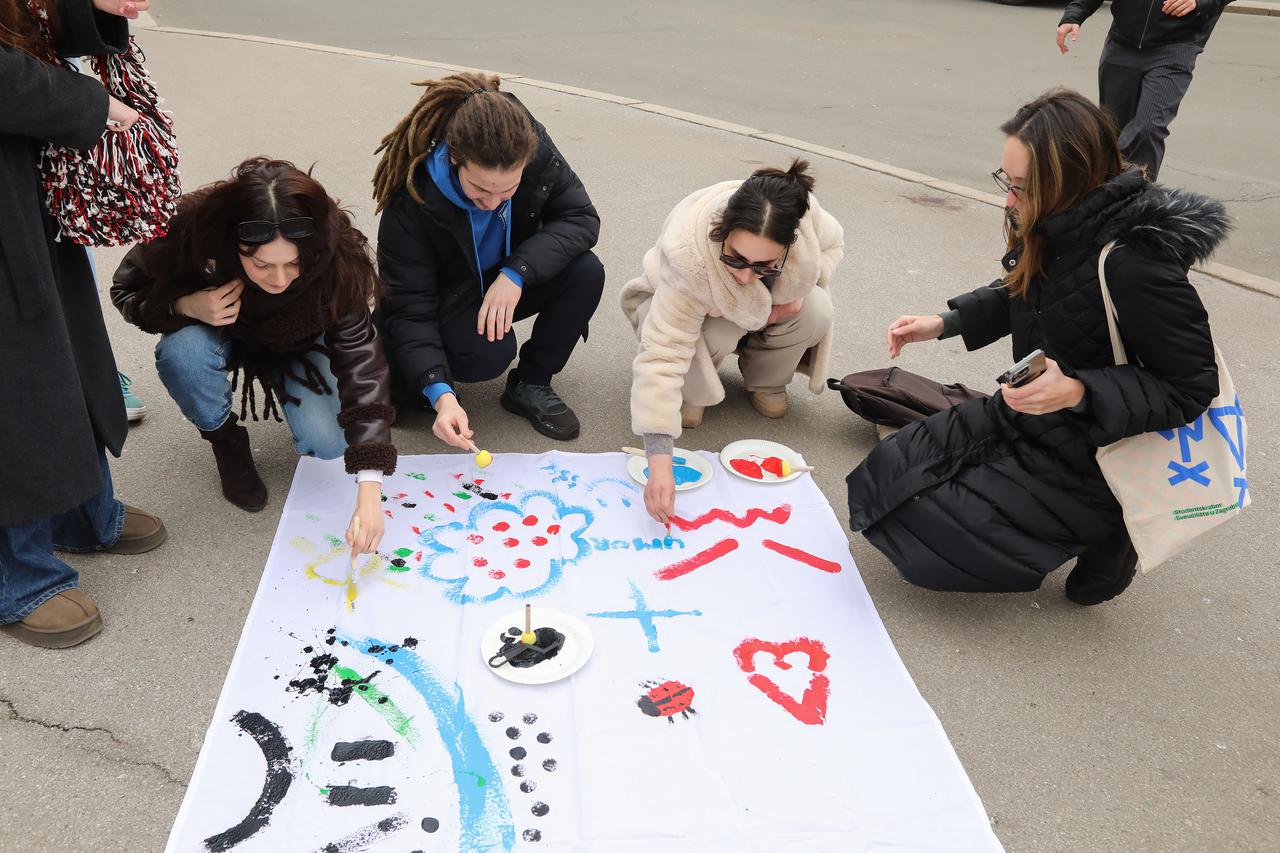 Zagreb: Performans "Totalno okej u bojama emocija" Foruma mladih SDP-a