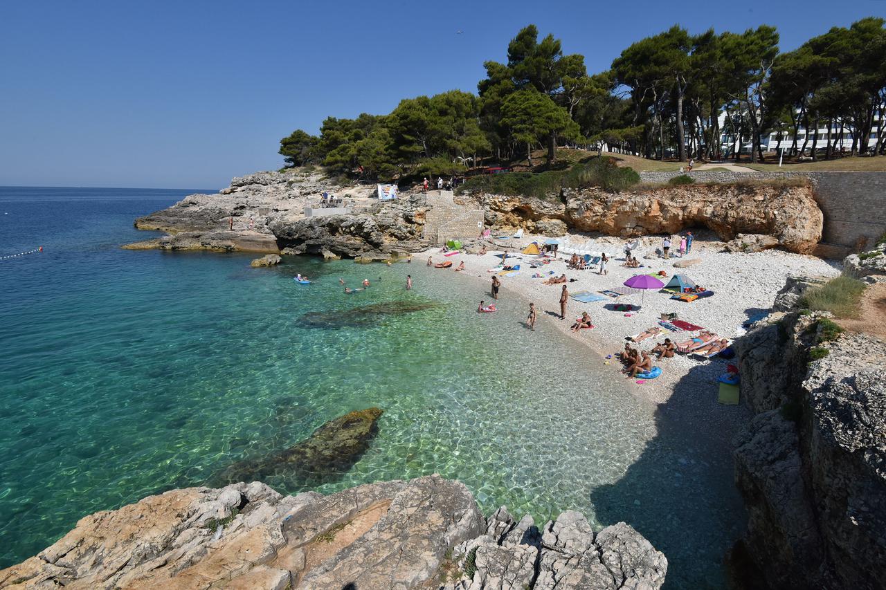 03.07.2015., Pula - Plaza zvana Havajka, Havajsko ili Havaji plaza ispod Hotela Park na poluotoku Verudela Photo: Dusko Marusic/PIXSELL