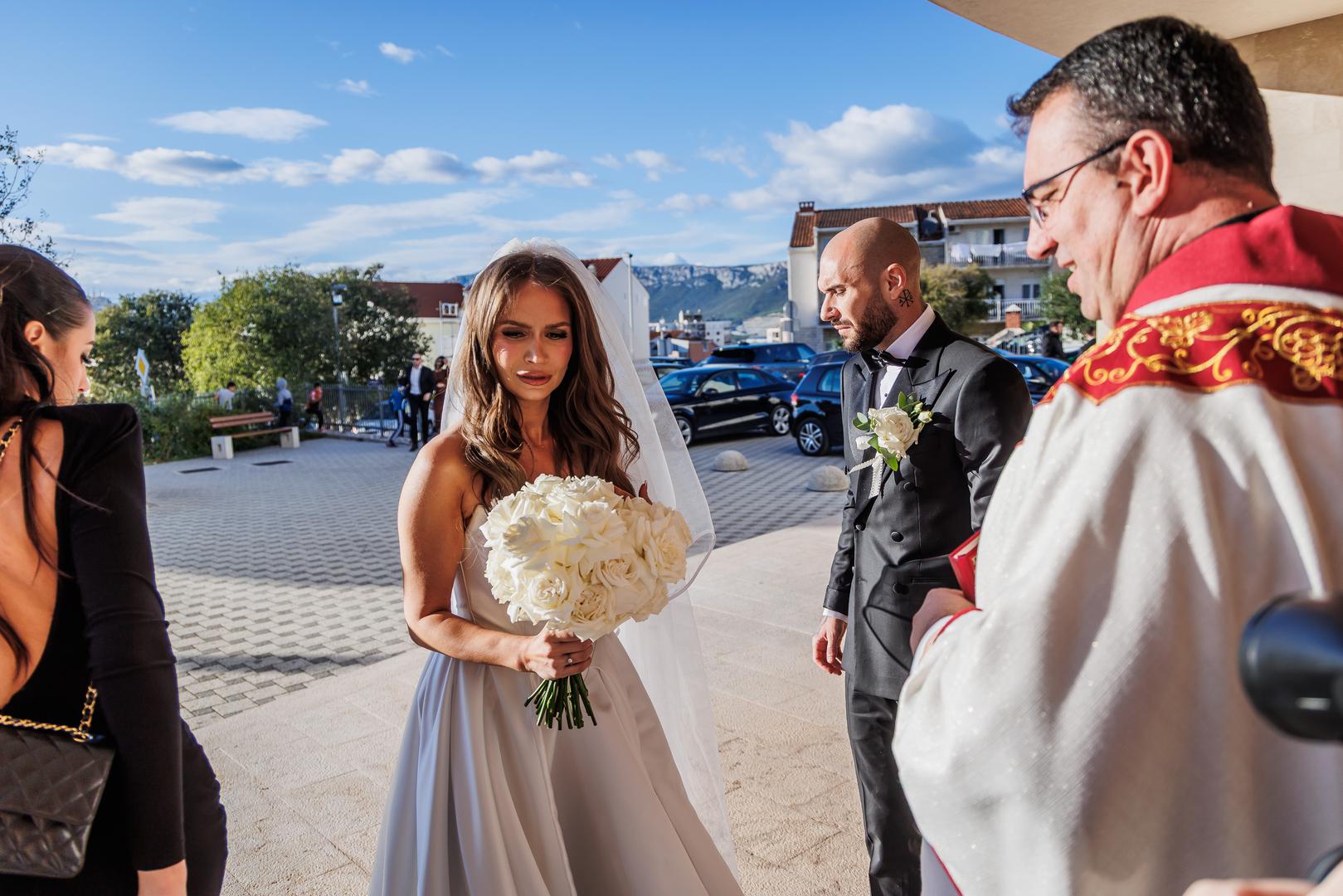 Nogometaš Hajduka Anthony Kalik i modna dizajnerica Ivona Glavaš vjenčali su se u Župi Presvetog Srca Isusova u Splitu.