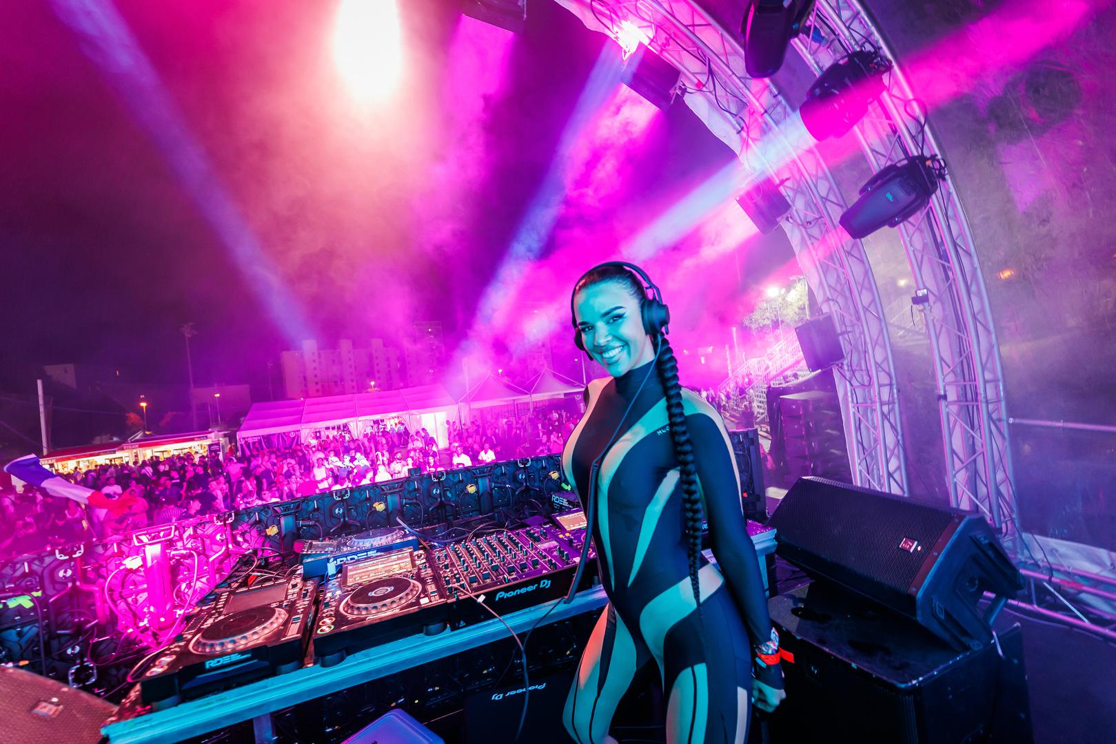 Ivana Knoll, koja je svjetsku slavu stekla kao najvatrenija hrvatska navijačica, odlučila je napraviti veliki zaokret u karijeri i ozbiljno se posvetiti glazbenim vodama pod umjetničkim imenom DJ Knolldoll. Na YouTubeu je objavila debitantski singl "City Lights" uz vrlo atraktivan video spot, a pjesmu je promovirala u Miamiju vozeći se u otvorenom automobilu dok je ekipa uživala u svjetlima grada. 