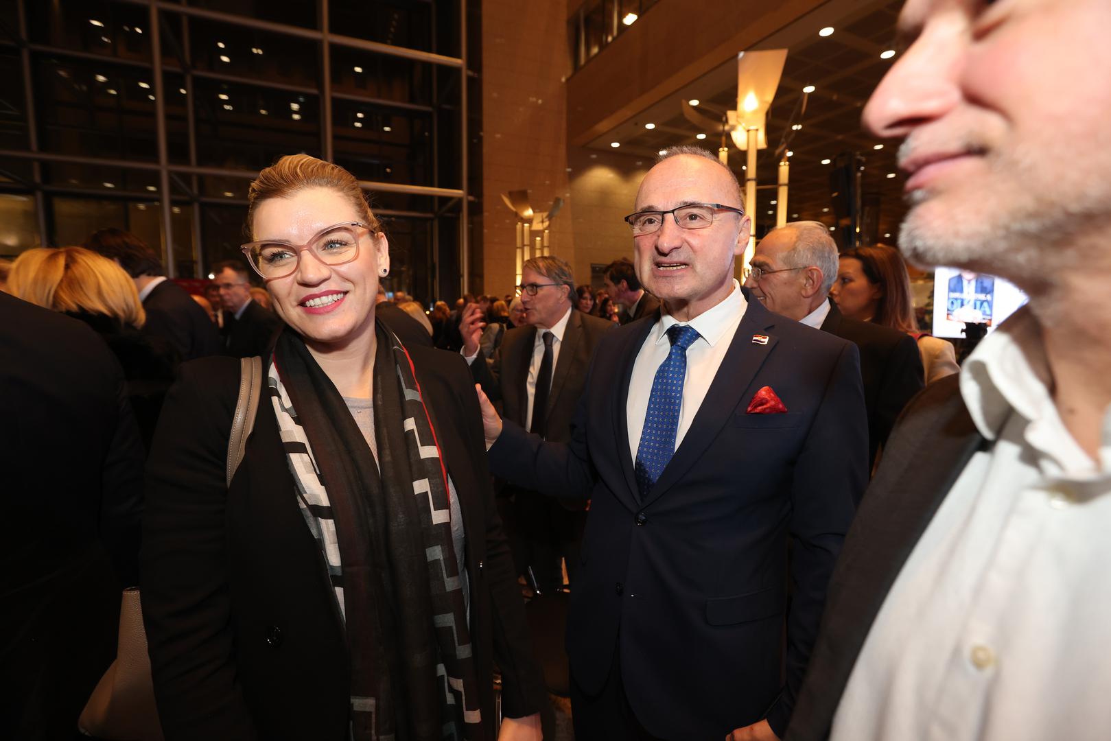 16.01.2023., Zagreb - U Nacionalnoj i sveucilisnoj knjiznici odrzana je promocija 2. dopunjenog izdanja knjige "Diplomatska oluja" Mate Granica. ministrica turizma i sporta Nikolina Brnjac, ministar vanjskih i europskih poslova Gordan Grlic Radman Photo: Boris Scitar/Vecernji list/PIXSELL