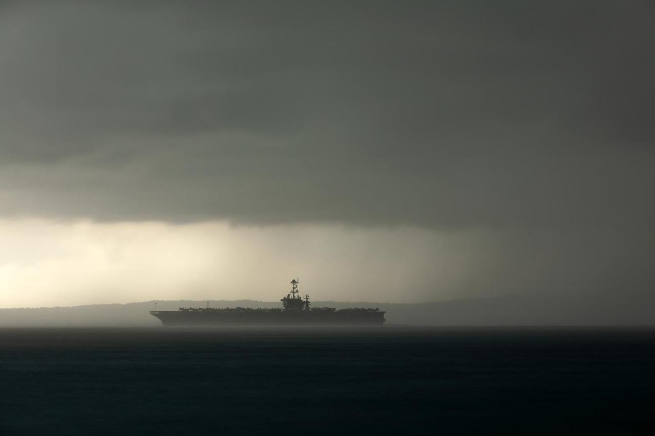 Američki nosač zrakoplova USS Harry S. Truman u grmljavinskom nevremenu