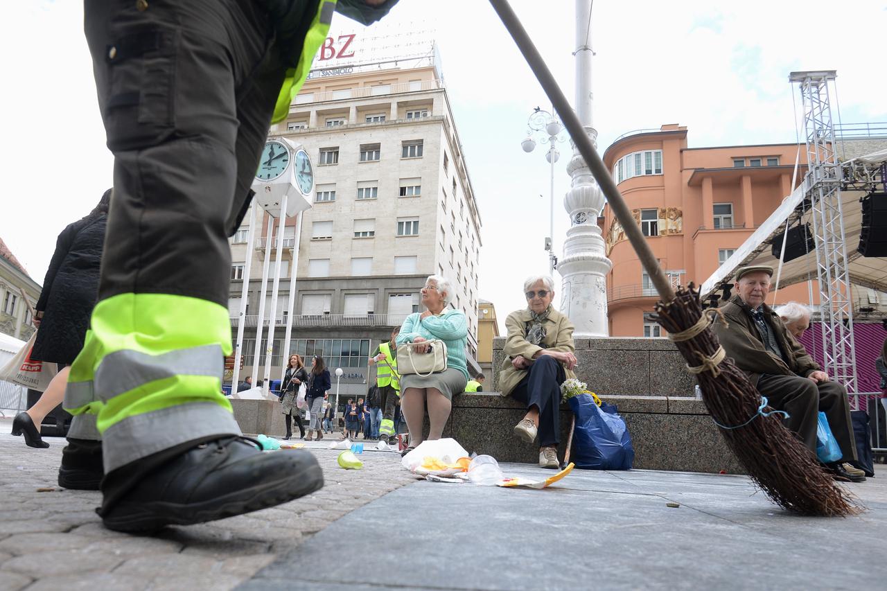 17.05.2016., Zagreb - Nakon odlaska maturanata s Trga bana Jelacica djelatnici Cistoce cite trg kako bi ga pripremili zaodrzavanje 15. Festivala jednakih mogucnosti. Photo: Marko Lukunic/PIXSELL