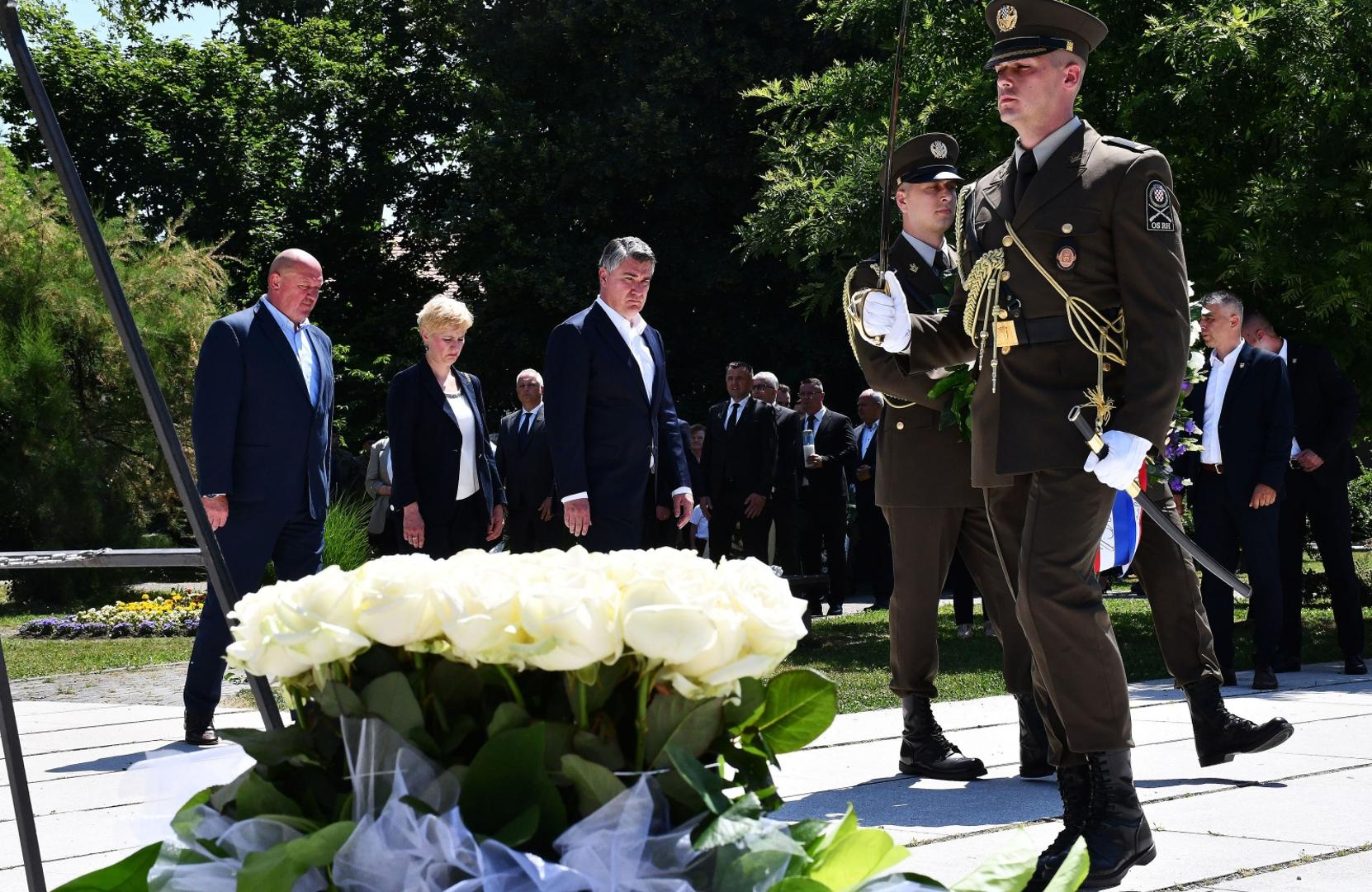 19.06.2021., Slavonski Brod - Ispred spomenika "Prekinuto djetinjstvo" obiljezen je 19. Susret sjecanja na poginulu djecu u Domovinskom ratu "Mali kriz-velika zrtva", koje je i ove godine organizirala Zajednica udruga hrvatskih civilnih stradalnika iz Domovinskog rata Hrvatske i Ministarstvo hrvatskih branitelja. Predsjednik Zoran Milanovic Photo: Ivica Galovic/PIXSELL