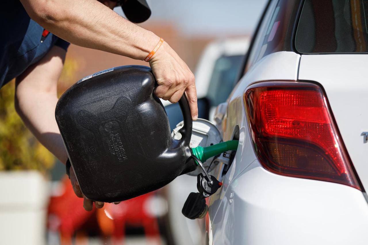 Nakon ponoći građane očekuje osjetno poskupljenje goriva