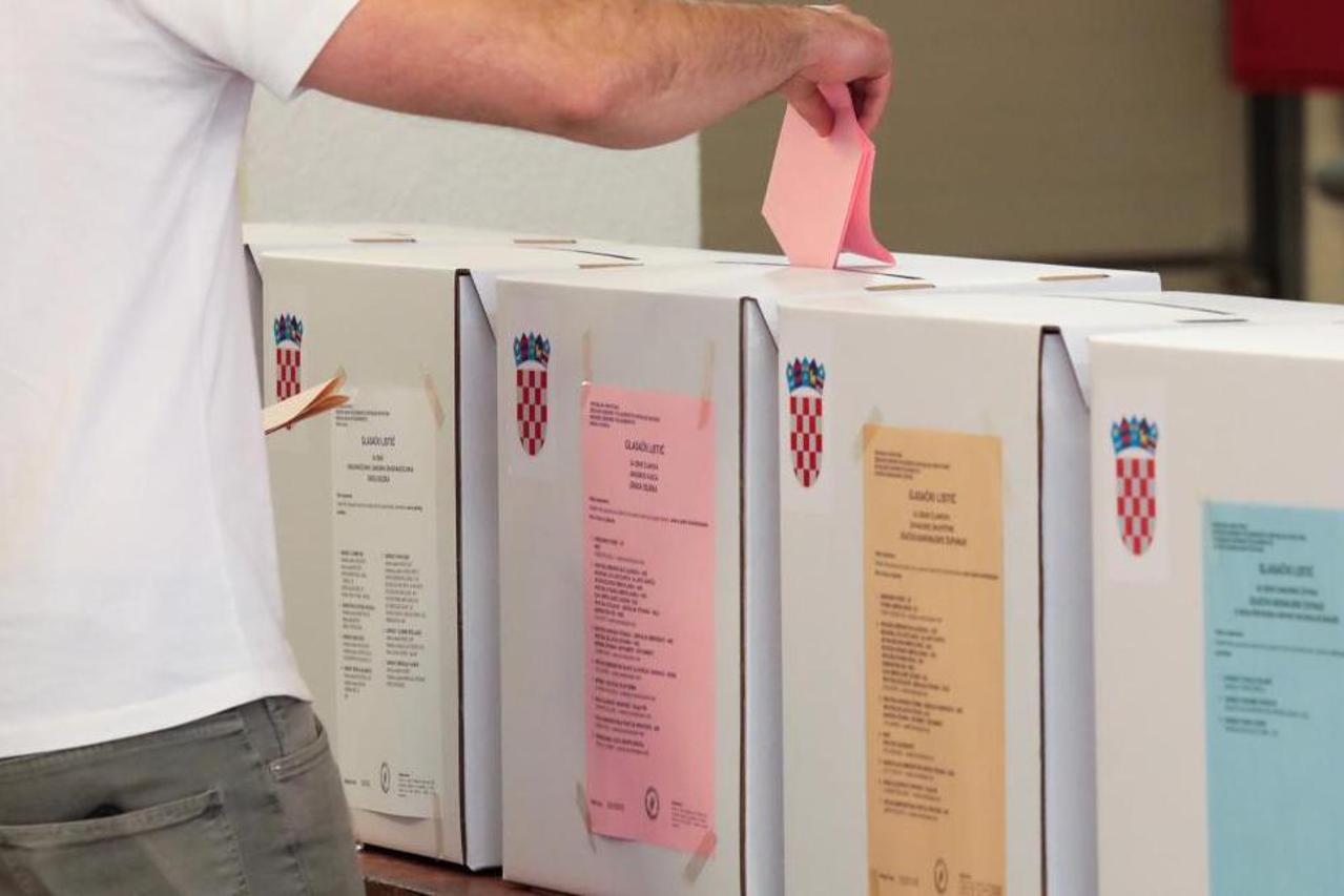 Osijek: Građani na biralištima glasuju za svoje kandidate na lokalnim izborima
