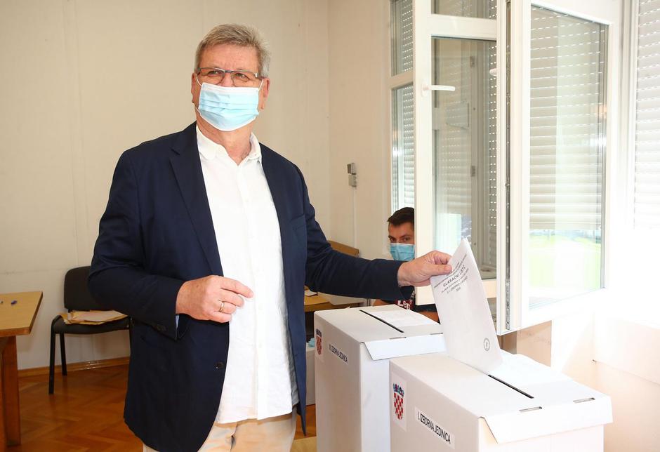 Zagreb: Mirando Mrsić glasao na parlamentarnim izborima
