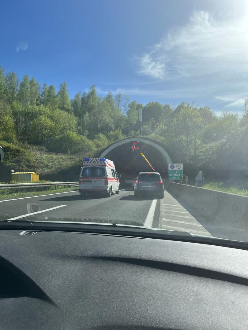 Druga čitateljica opisuje dramatičnu situaciju na autocesti: “Pored mene je upravo projurila hitna i policija, nesreća na tunelu Sv. Marko, pisalo je na informativnoj tabli. Ogromne su gužve, hitna se jedva probila. Već se satima vozimo u koloni.”  HAK javlja kako se dogodila prometna nesreća između čvorova Karlovac i Novigrad na izlazu iz tunela Sveti Marko (46. +500 km) u smjeru mora. Vozi se jednim trakom, kolona je duga oko 6 km