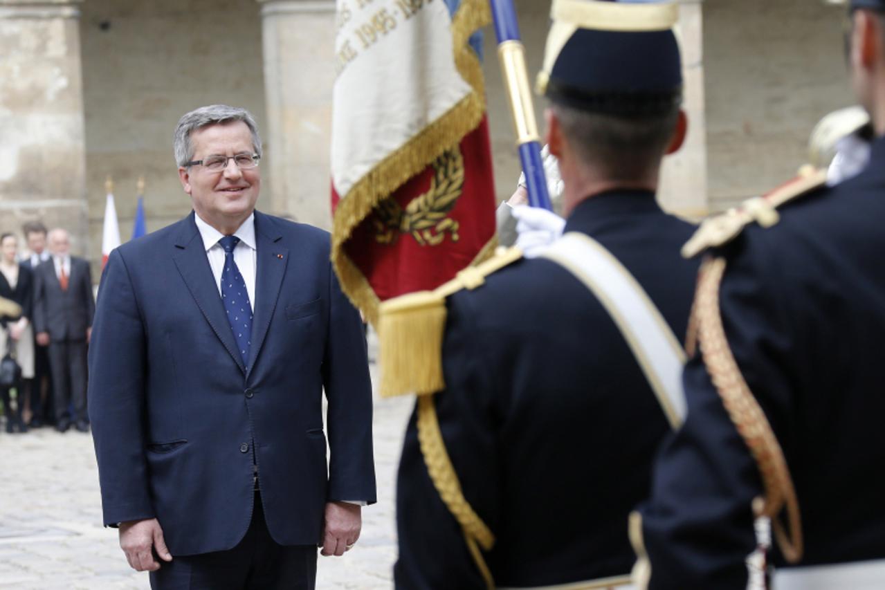'Polish President Bronislaw Komorowski pays his respects to the French flag during an arrival ceremony at the Invalides in Paris May 7, 2013. Poland\'s President Komorowski is on a two-day state visit