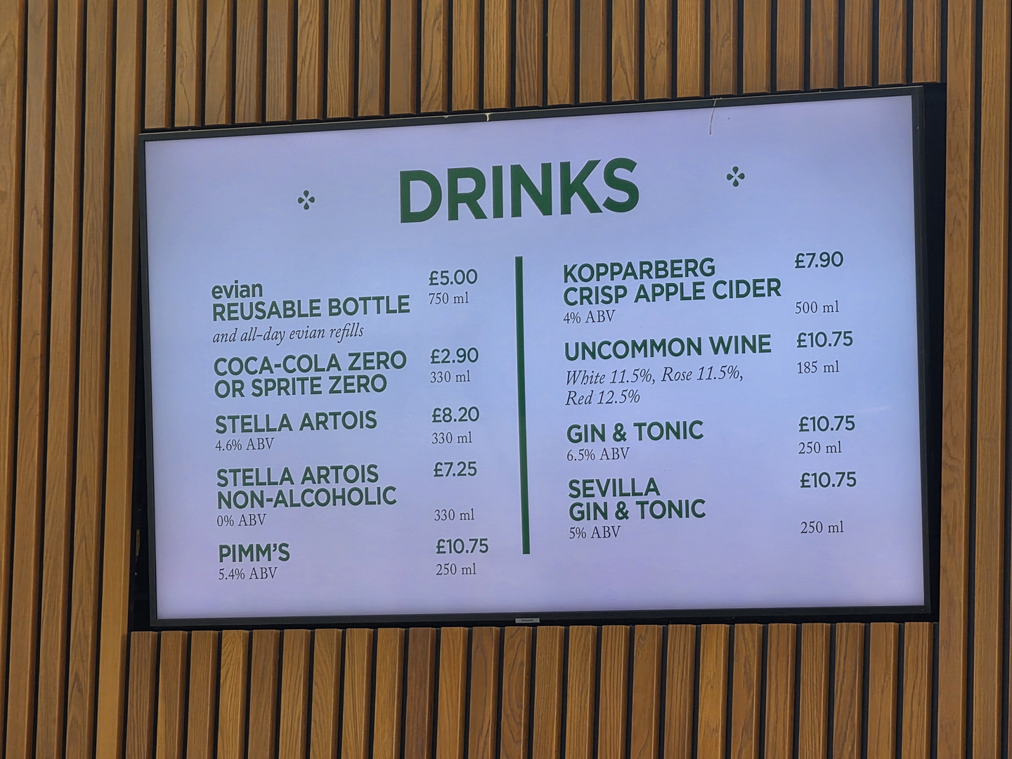 Za one koji traže bezalkoholno osvježenje, Coca-Cola Zero košta 2,90 funti, a Oasis Summer Fruits 4,45 funti. Ljubitelji gin-tonika za svoj će omiljeni napitak morati izdvojiti 10,75 funti. 