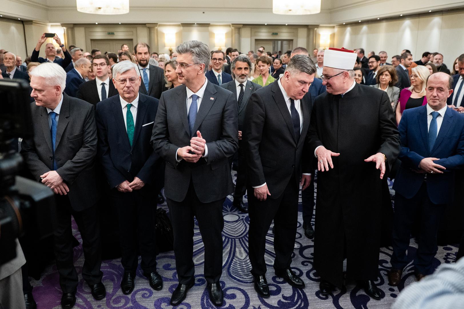 "Iza vas je već puno napravljenih i postignutih stvari i ja vam odajem priznanje upravo na tome. U nekim napetim trenucima kojih je bilo i kojih će možda još biti, u odnosu sa nekim susjednim državama – jer neke stvari moramo pošteno riješiti – sa svoje strane pazit ću na to da biram riječi na način na koji vi to radite. Muftija čestitam i zahvaljujem", zaključio je predsjednik Milanović.