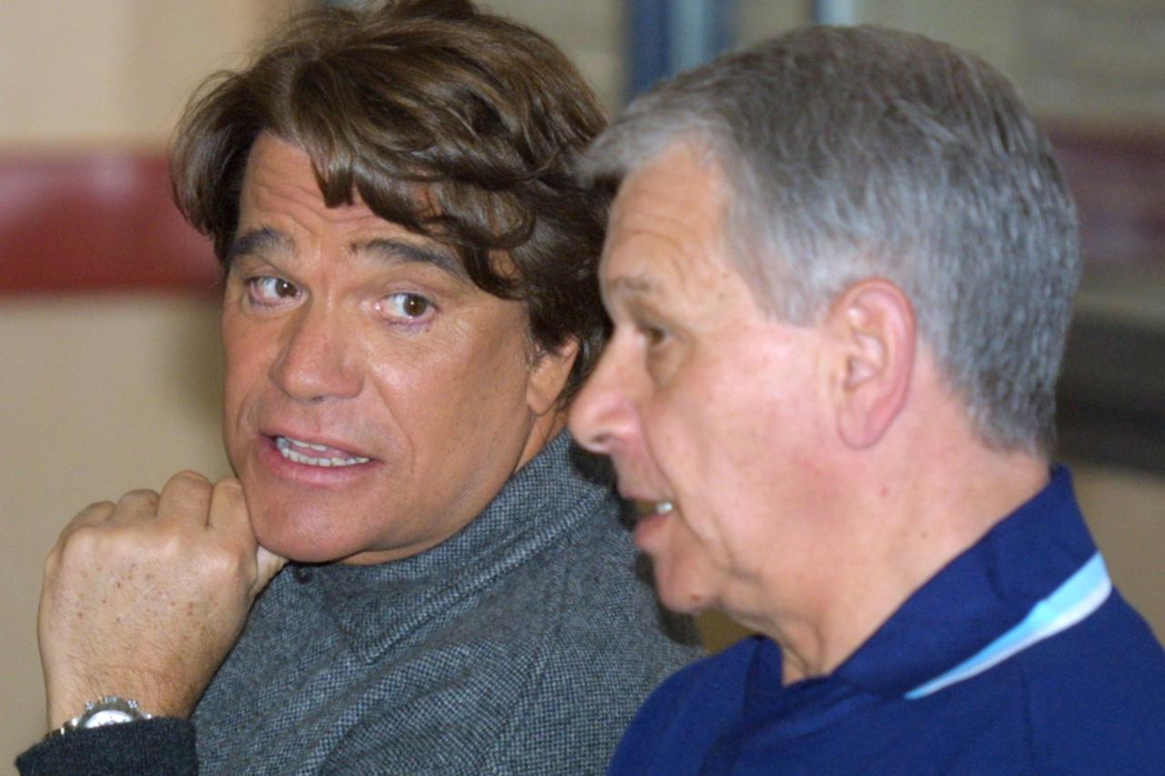 'l\'ancien président de l\'OM et nouveau responsable sportif du club, Bernard Tapie (G), discute avec le nouvel entraîneur du club, le Croate Tomislav Ivic lors d\'une conférence de presse, le 13 avri