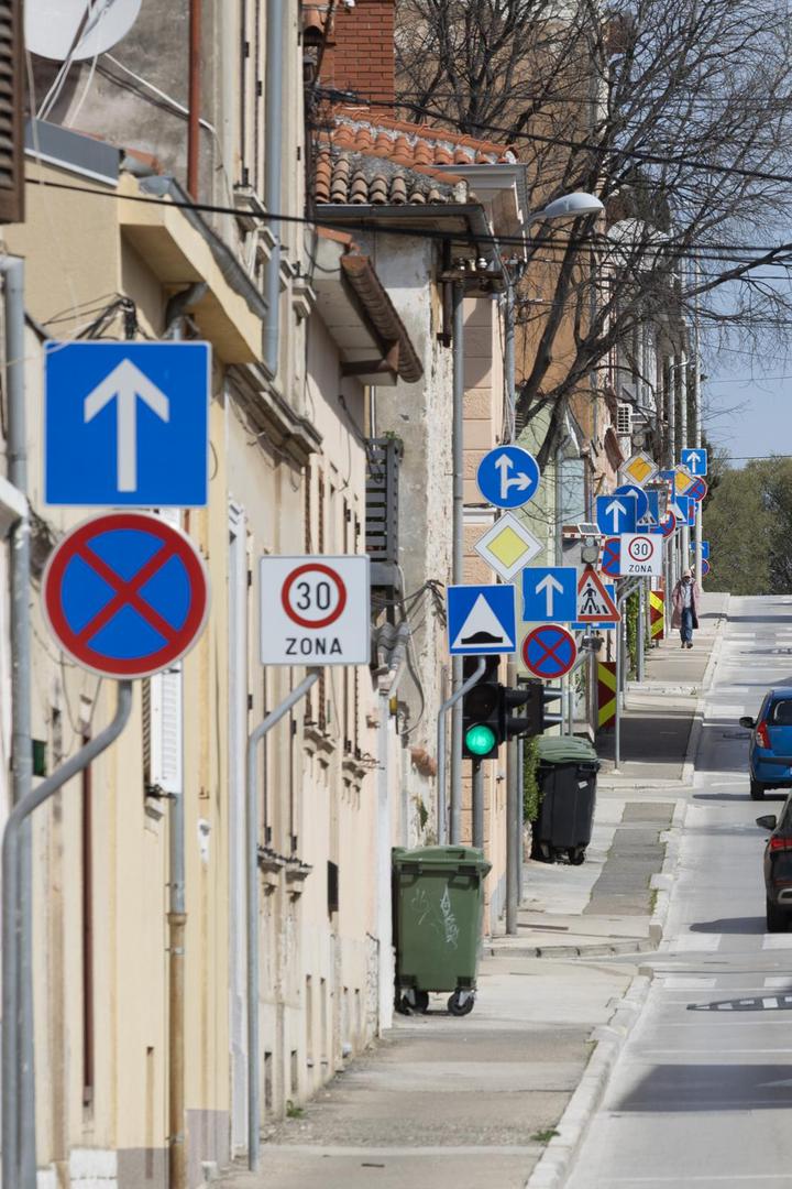 Na jednom hrvatskom raskrižju vozači se suočavaju s prizorom koji rijetko gdje mogu vidjeti – deseci prometnih znakova nagurani na malom prostoru, jedan do drugoga