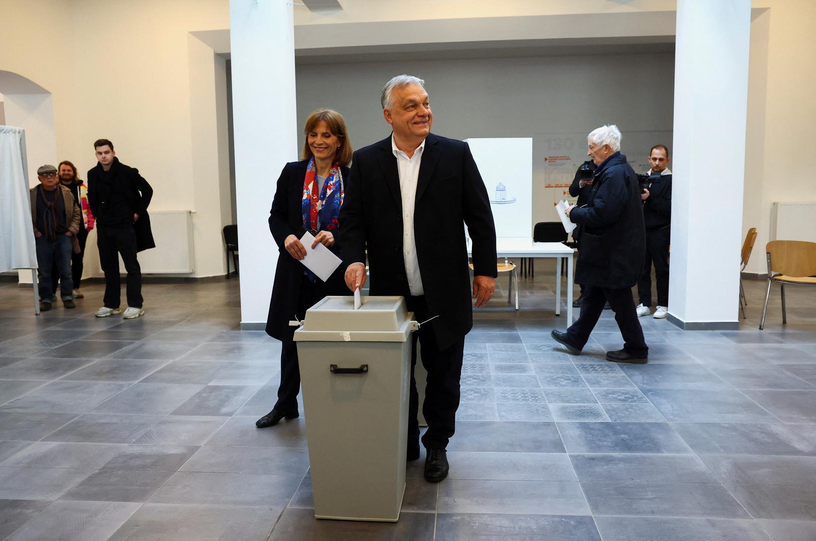 Supruga mađarskog premijera pravnica je po struci i istaknuta humanitarna radnica. Poznata je po svom angažmanu u Međunarodnoj službi za dječju sigurnost, često je prozivana najutjecajnijom ženom Mađarske, održavajući diskretan, ali utjecajan život u sjeni supruga. 