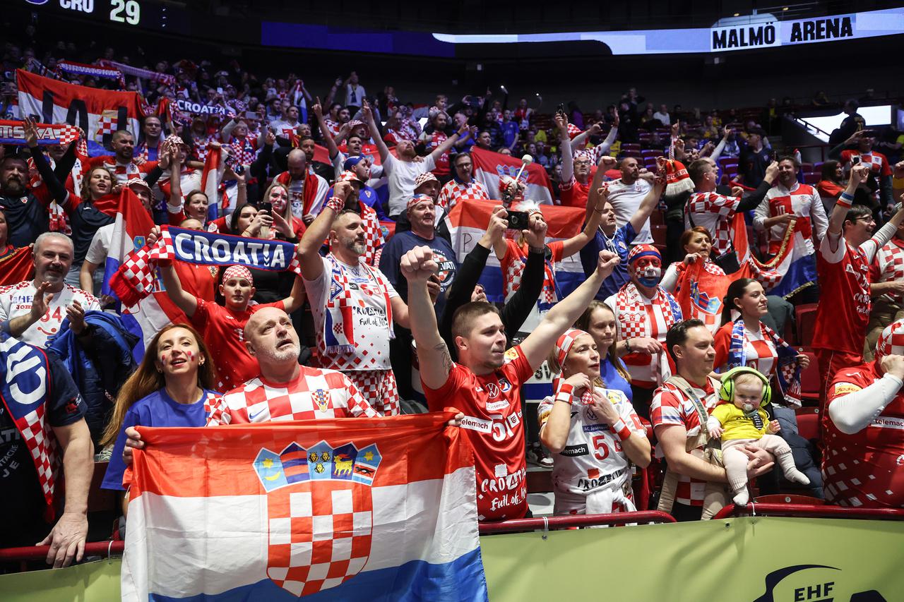Malmo: Navijači na tribinama prije utakmice Hrvatske protiv Slovenije u drugom krugu EHF Europskog prvenstva