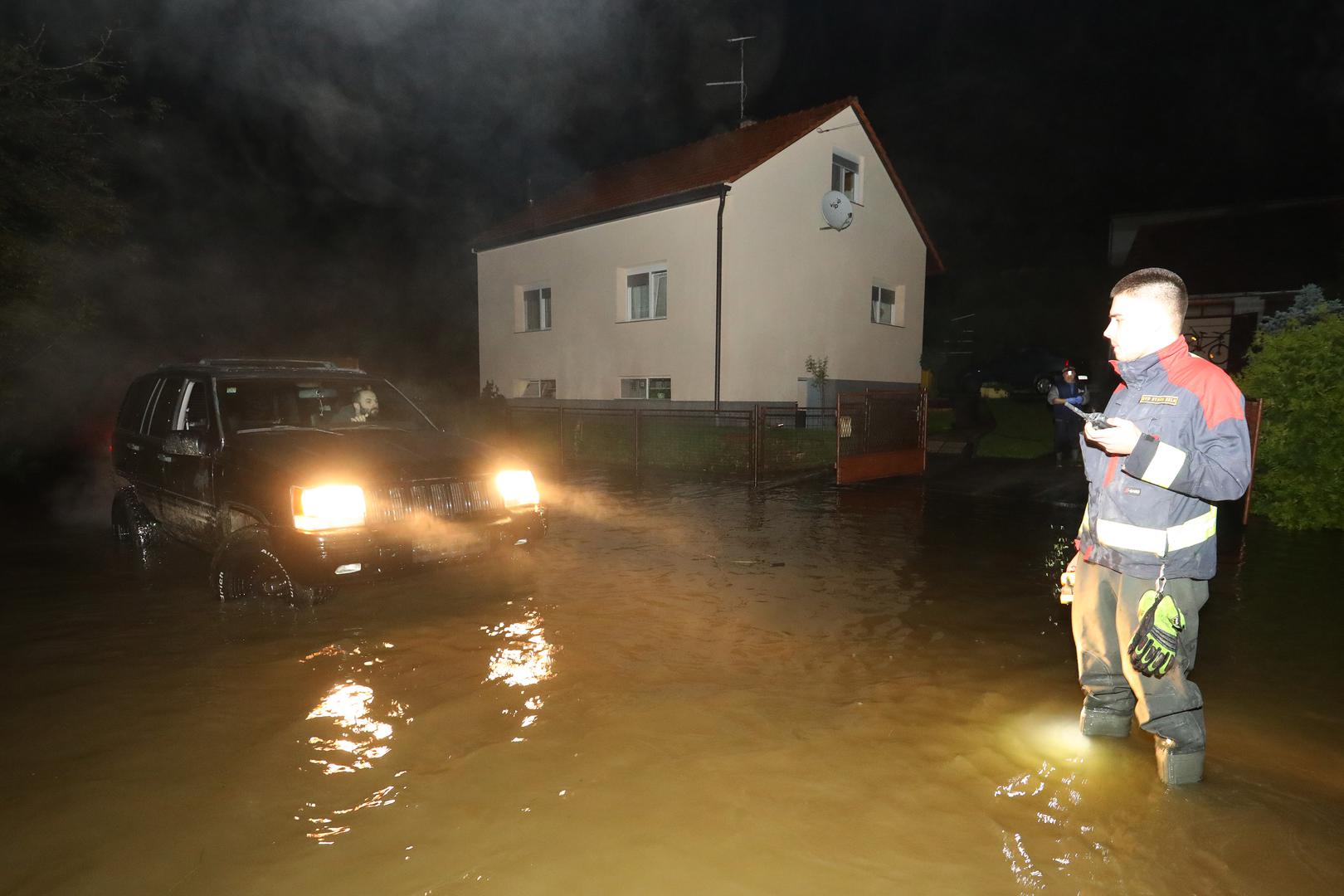16.05.2023., Duga Resa - Zbog visokog vodostaja rijeke Mreznice poplavljena su brojna naselja oko Duga Rese. U Gornjem Mrzlom Polju brojne kuce su odsjecene i nema struje. Vatrogasci i HGSS  ispumpavaju vodu iz podruma kuca i dovoze vrece sa pijeskom. Photo: Kristina Stedul Fabac/PIXSELL