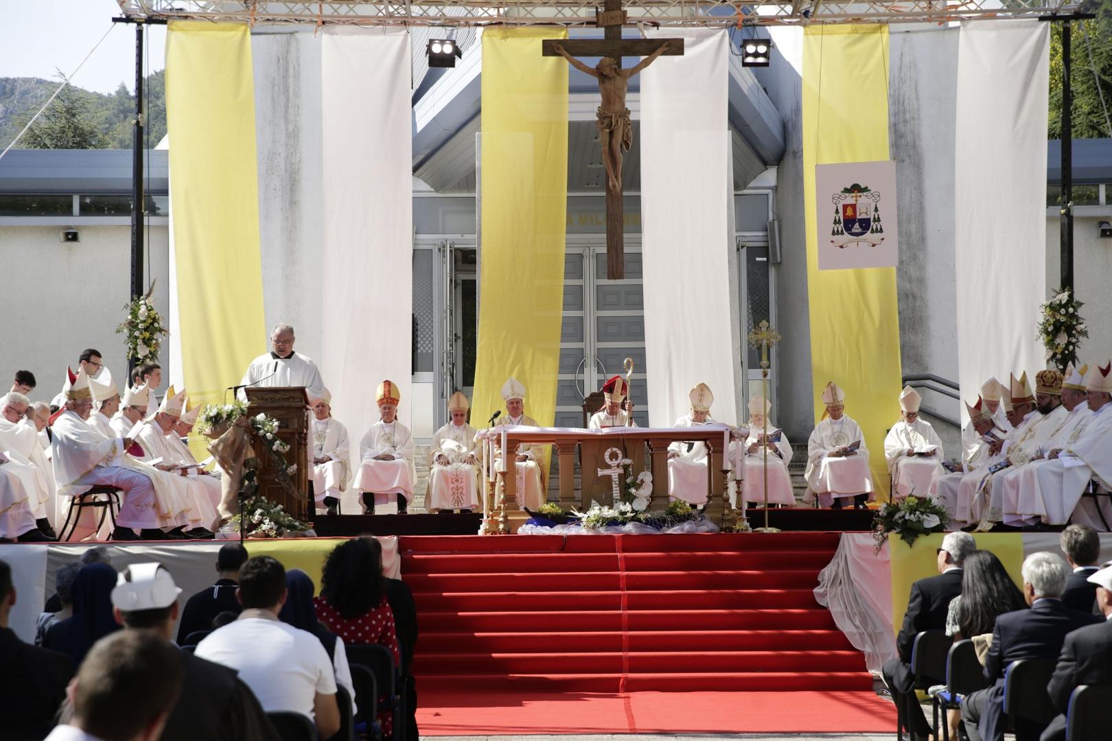 14.09.2020.,Mostar - Odlukom pape Franje ustolicen je novi mostarsko-duvanjski biskup, monsinjor Petar Palic. Crkvenom cinu primopredaje sluzbe ispred Mostarske katedrale Marije Majke Crkve prisustvovao je i premijer Andrej PlenkovicPhoto: Denis Kapetanovic/PIXSELL