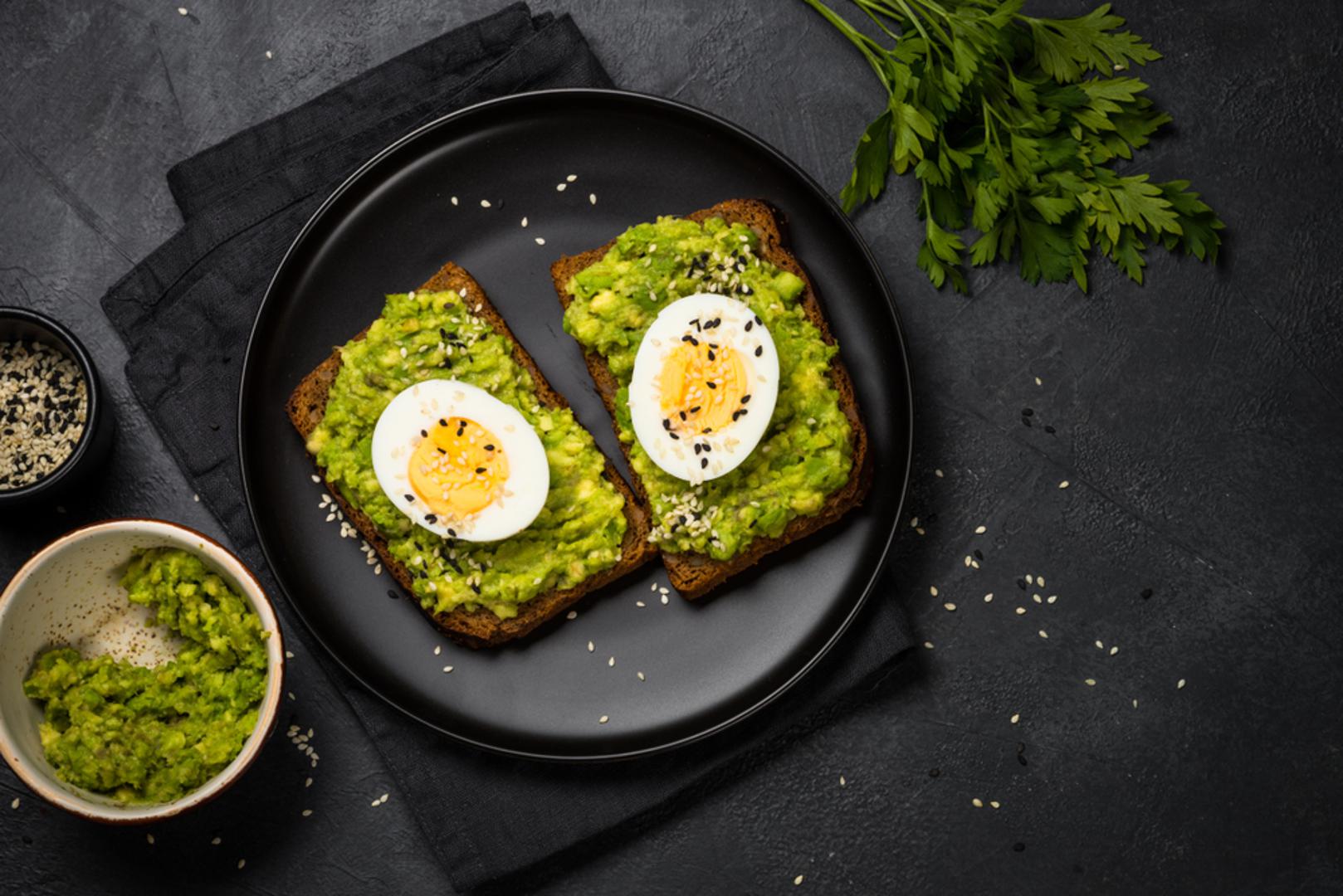 Integralni tost s avokadom i kuhanim jajetom: Jednostavno, hranjivo i bogato zdravim mastima i proteinima. Posolite, popaprite i po želji dodajte par kapi limunova soka. Avokado doprinosi zdravlju srca, a jaja osiguravaju dugotrajan osjećaj sitosti bez praznih kalorija.
