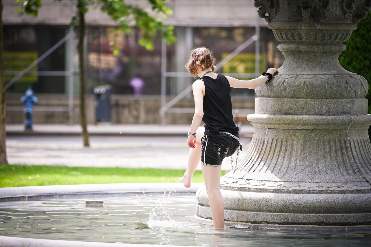 Zagreb: Fontana na Zrinjevcu poslužila za osvježenje zbog naglog skoka tremperature