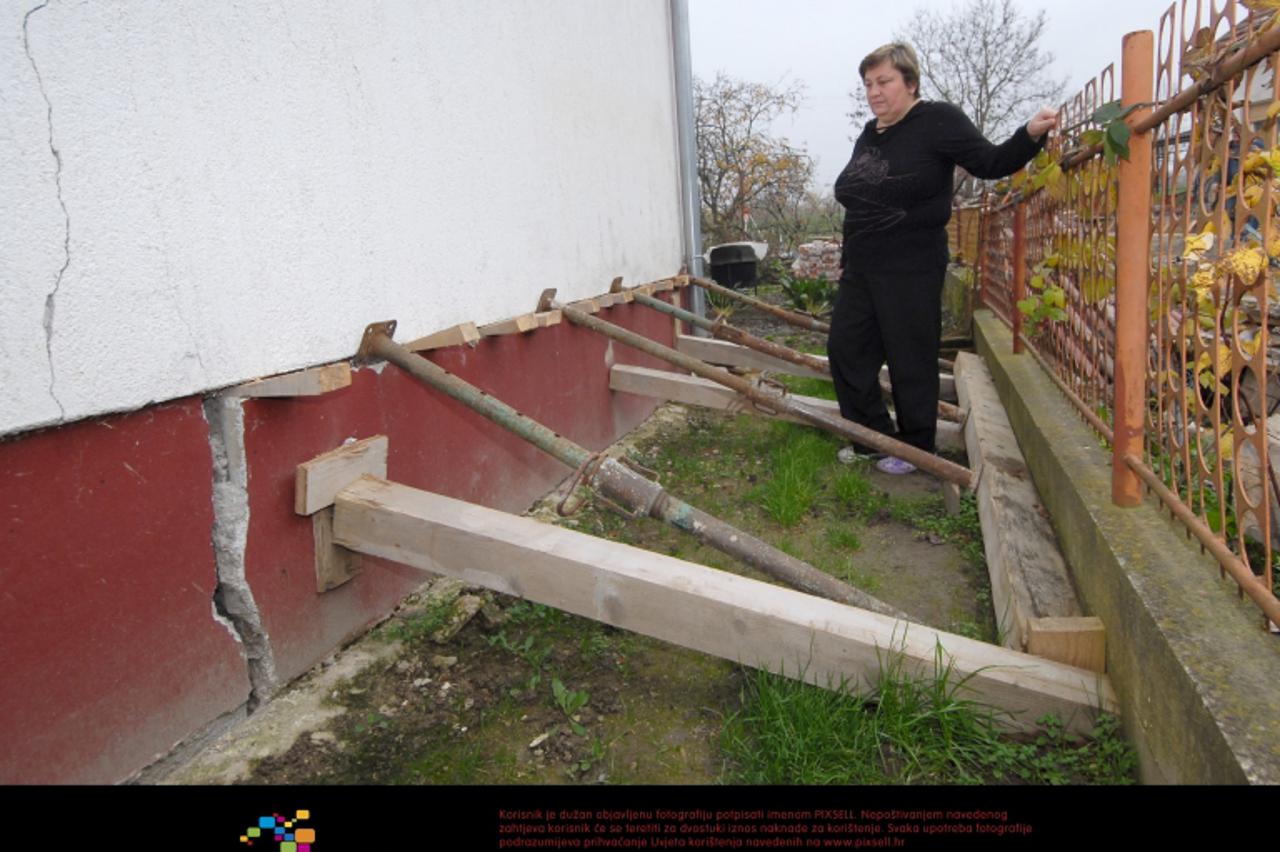 '26.11.2012., Bjelovar, Mlinovac - Obitelj Sorgo koja zivi na adresi Mlinovac 58 tuziti ce investitora radova tvrtku Komunalac i izvodjaca radova Gradjevinsko poduzece Bistra iz Djurdjevca zbog stete 