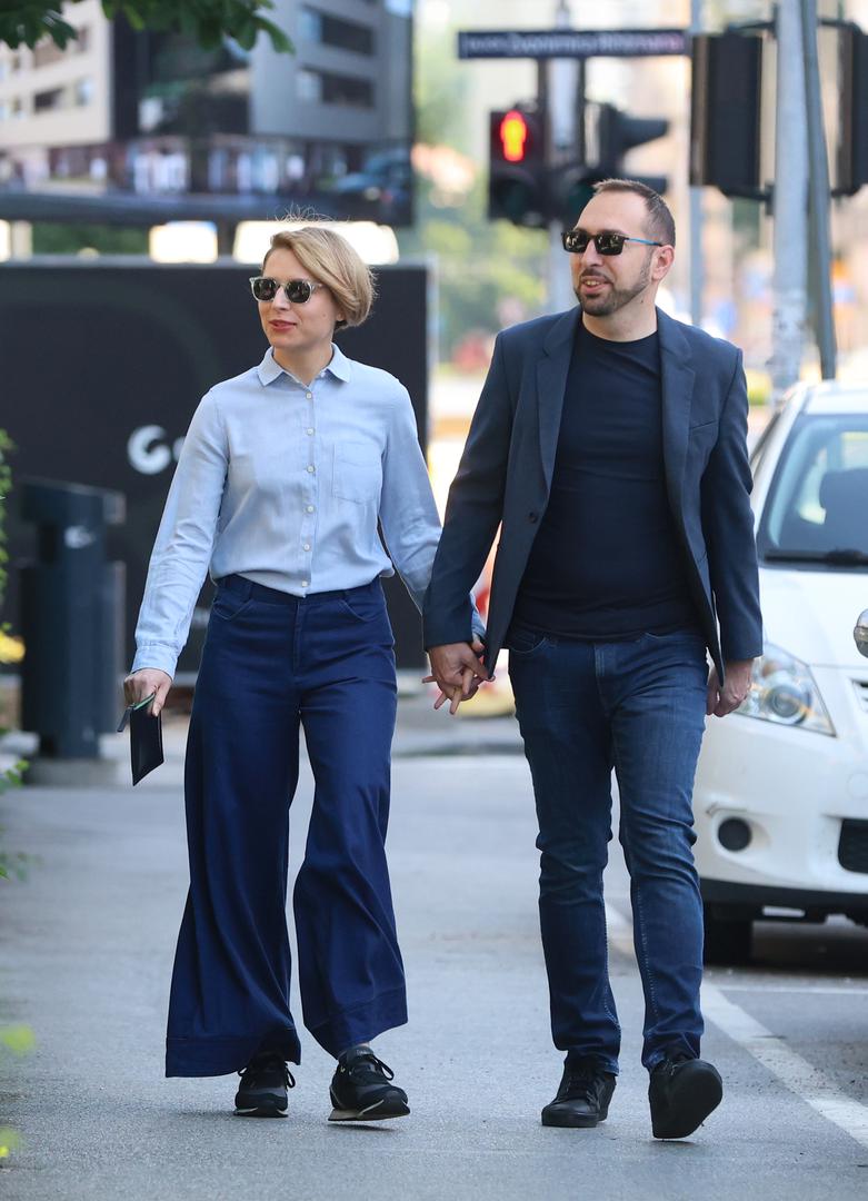 Ovim smo se povodom odlučili prisjetiti tko je prva dama Zagreba, supruga zagrebačkog gradonačelnika Tomislava Tomaševića. Iva Mertić Tomašević, koja je široj javnosti poznata kao supruga gradonačelnika Tomislava Tomaševića te prva dama Grada Zagreba, nije često u javnosti, ali već godinama pruža nepokolebljivu podršku svom mužu, često iz sjene. 