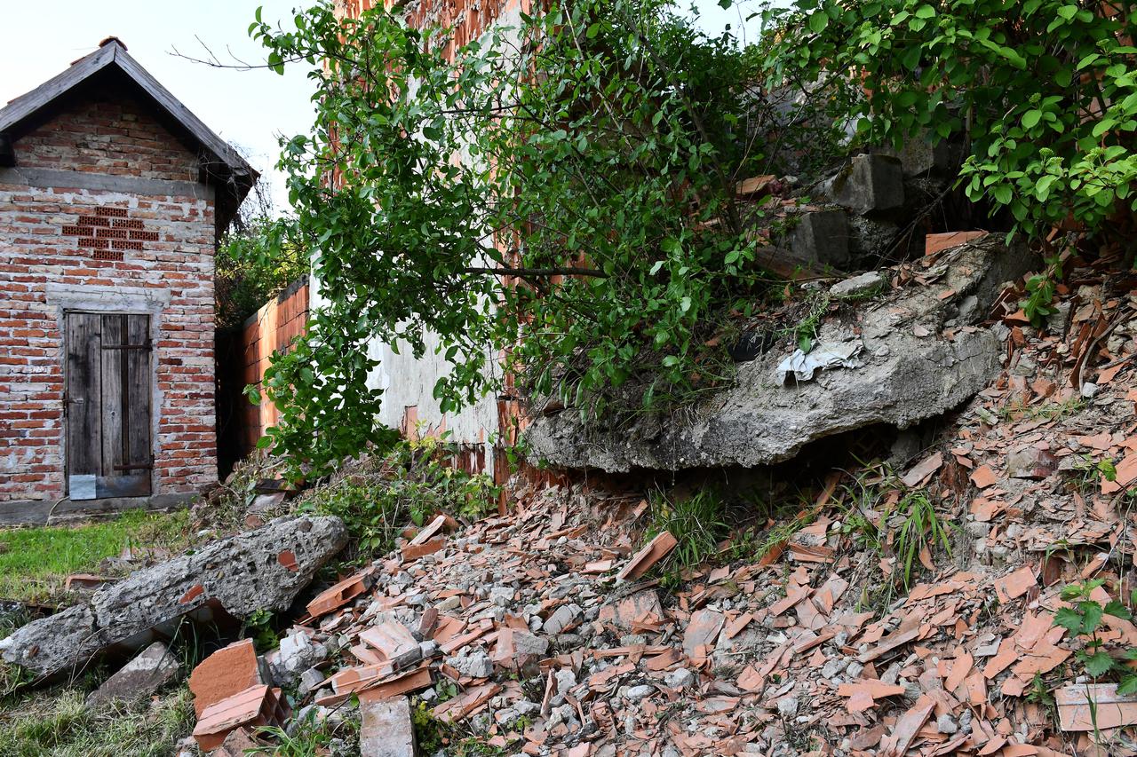 Voćin: Zid derutne kuće srušio se na dvogodišnje dijete, preminulo je na mjestu