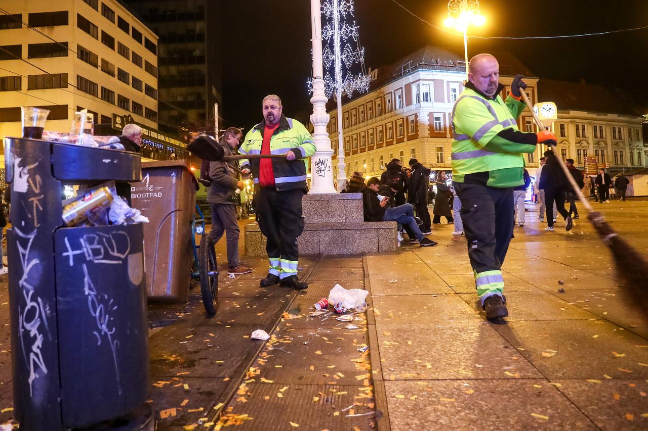 Zagreb: Smeće na gradskim ulicama nakon proslave Nove godine 