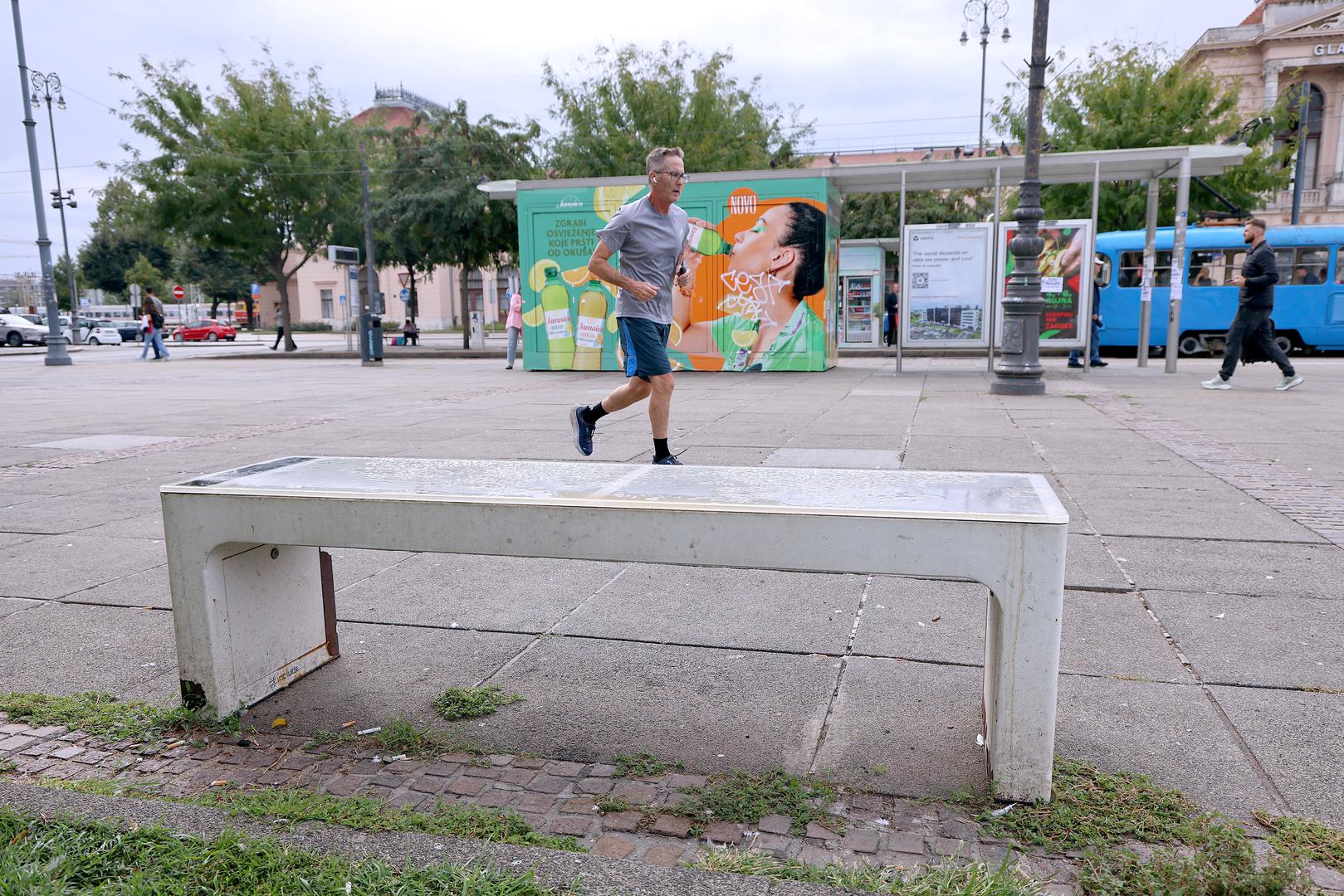 Vrijeme je, međutim, učinilo svoje, a danas klupa na Trgu kralja Tomislava izgleda zapušteno i ružno. 