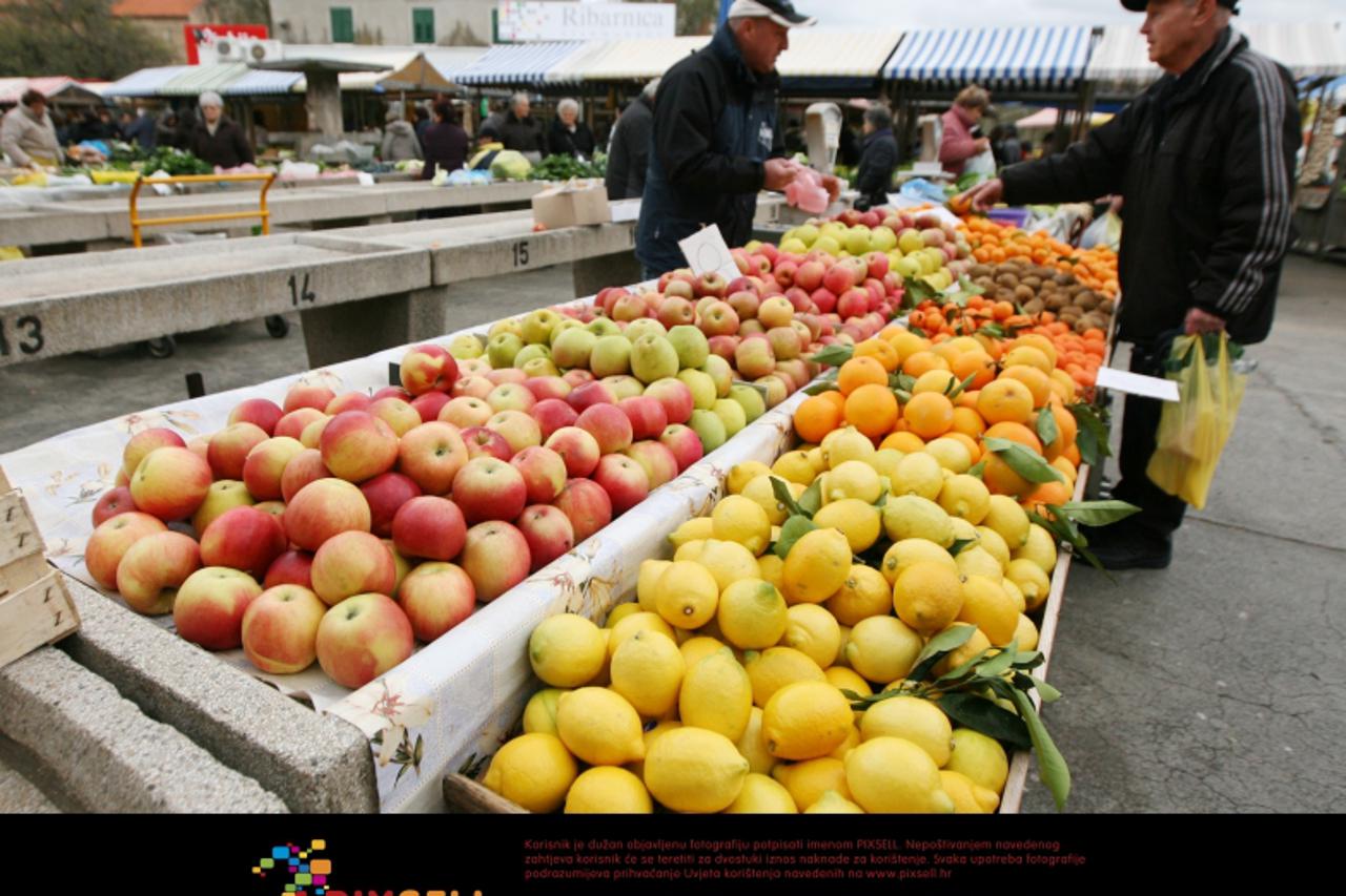 '04.12.2012., Sibenik - Velika ponuda voca i povrca na trznici unatoc jakom vjetru i niskim temperaturama s kojima se bore trgovci. Photo: Dusko Jaramaz/PIXSELL'
