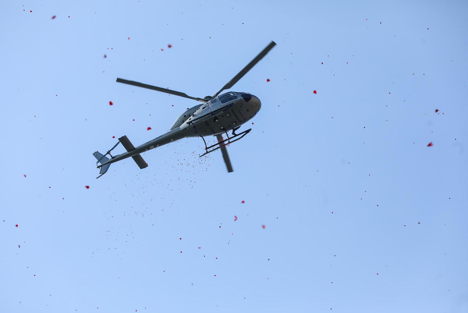 30.09.2023.,Marija Bistrica, u nacionalnom svetistu Majke Bozje Bistricke u Mariji Bistrici iz zraka  se kao zavjet Majci Bozjoj i znak zahvale za Stepincevu beatifikaciju s neba prosute latice od 10 000 ruza na prostor crkve na otvorenom. Na samom pocetku svete mise apostolski nuncij u RH nadbiskup Giorgio Lingua predao je Palij liturgijski znak sto ga nose nadbiskupi novom nadbiskupu zagrebackom Drazenu Kutlesi.   Photo: Robert Anic/PIXSELL