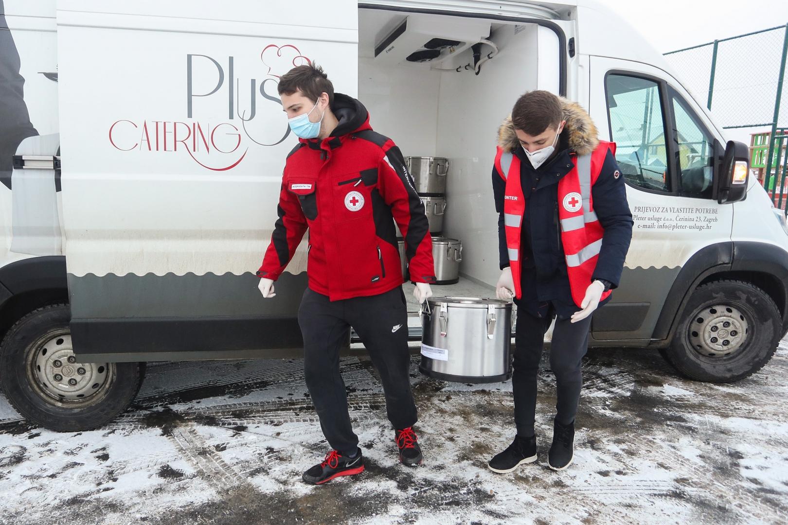 14.01.2021., Petrinja - Podjela hrane gradjanima tvrtke Pleter u postavljenom satoru na djecjem igralistu u Petrinji. Photo: Luka Stanzl/PIXSELL