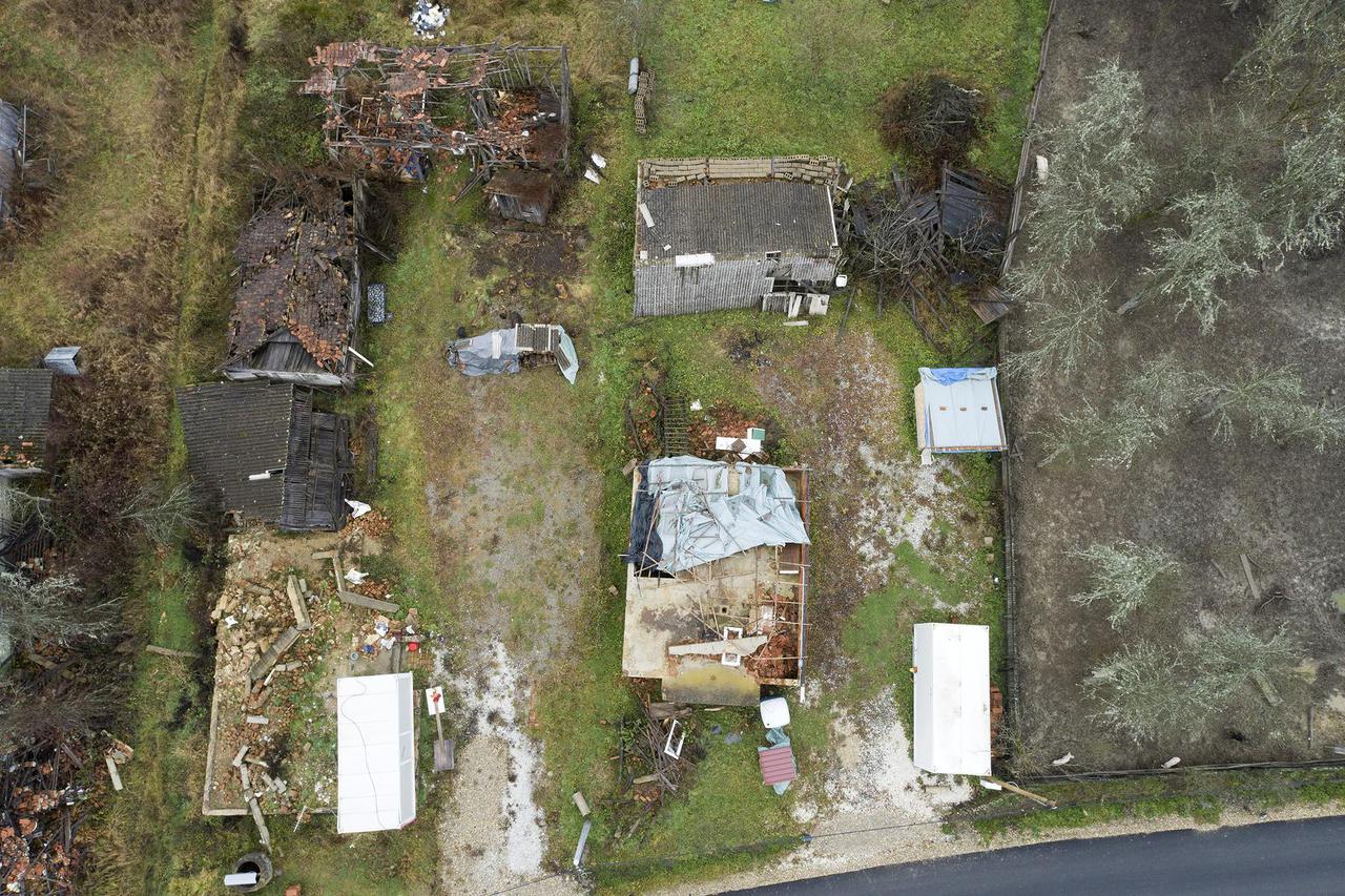 Fotografije Majskih Poljana iz zraka godinu dana nakon potresa