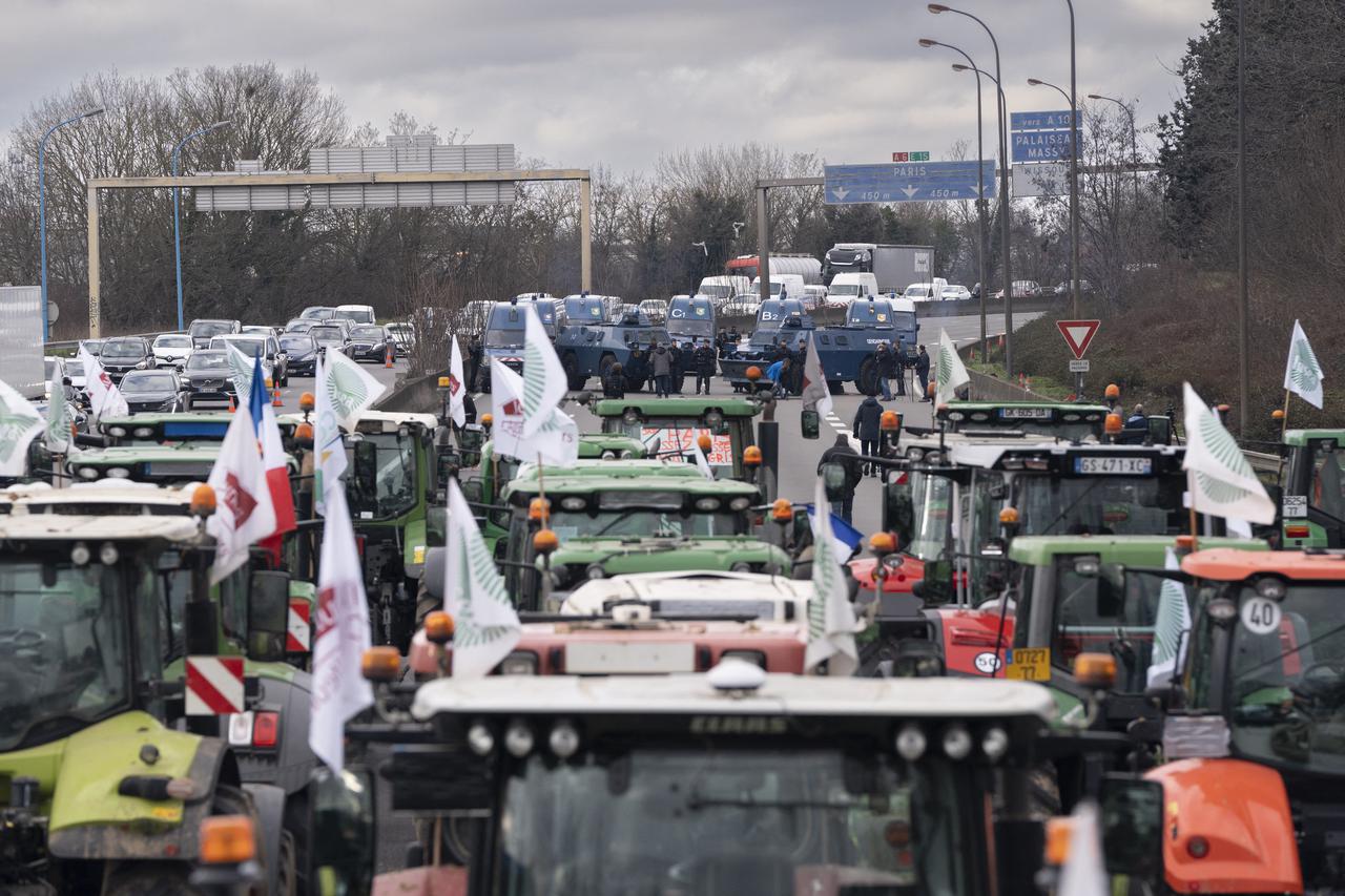 French Farmers Siege of Paris