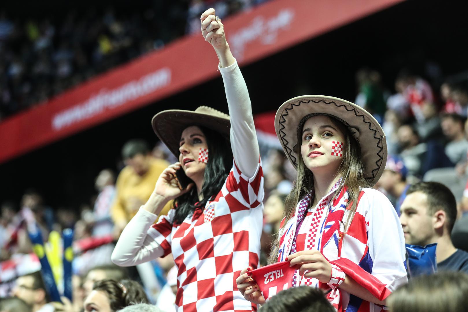 Uz vrhunski rukomet u dvoranama u kojima se održava Europsko prvenstvo, pozornost itekako privlače pripadnice ljepšeg spola.