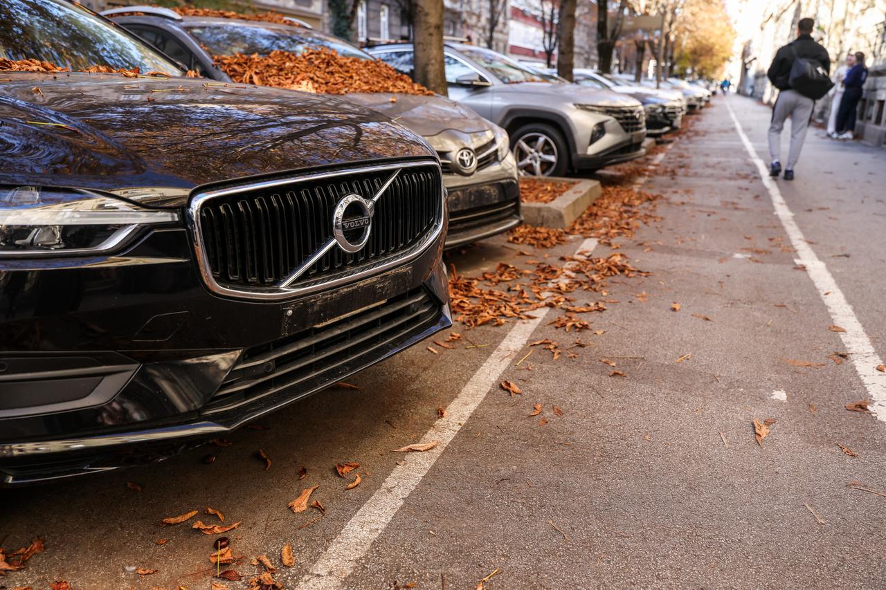 Zagreb: Na više parkiranih automobila nedostaju prednje registracijske pločice