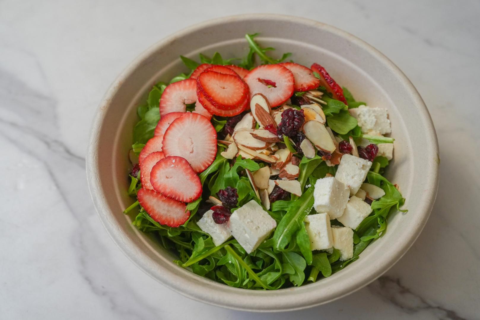 Salata od jagoda, rikole i sira: Jagode nisu rezervirane samo za slatka jela, nego se odlično slažu i u svježim salatama. Kombiniraju se s rikolom, mladim špinatom, feta sirom ili mozzarellom, a sve se začini maslinovim uljem, balzamičnim octom i prstohvatom papra. Rezultat je lagano, šareno i elegantno jelo koje može biti predjelo, prilog ili brza večera.