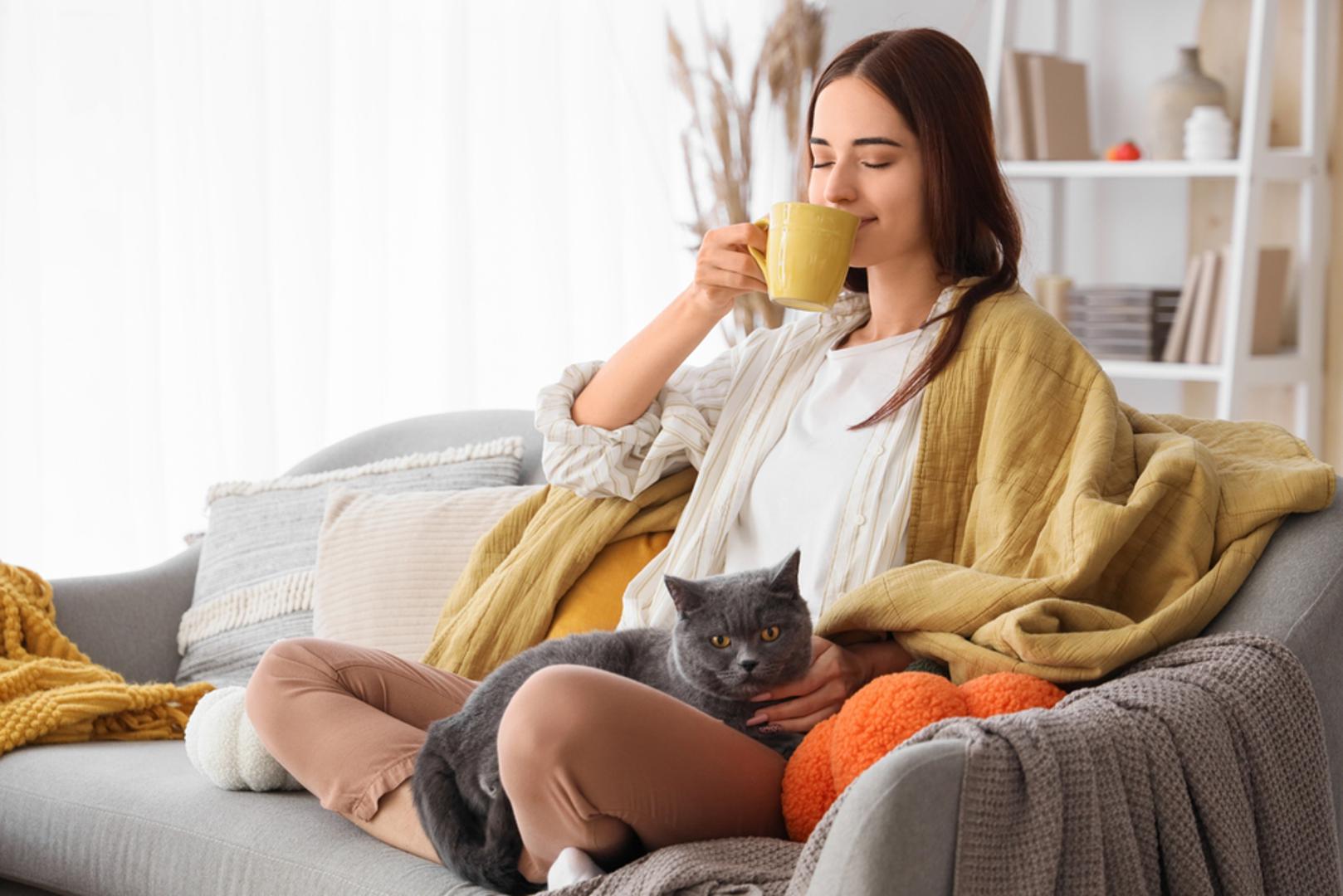 Tihi rituali (kava i sauna): Vrijeme za kavu i redovita sauna za Fince nisu ekstravagancija, nego higijena za glavu. Mali, ponovljivi rituali stvaraju ritam i okvir dana. Odaberite jedan dnevni ritual, poput šalice čaja, tople kupke ili meditacije, i za to vrijeme isključite notifikacije.