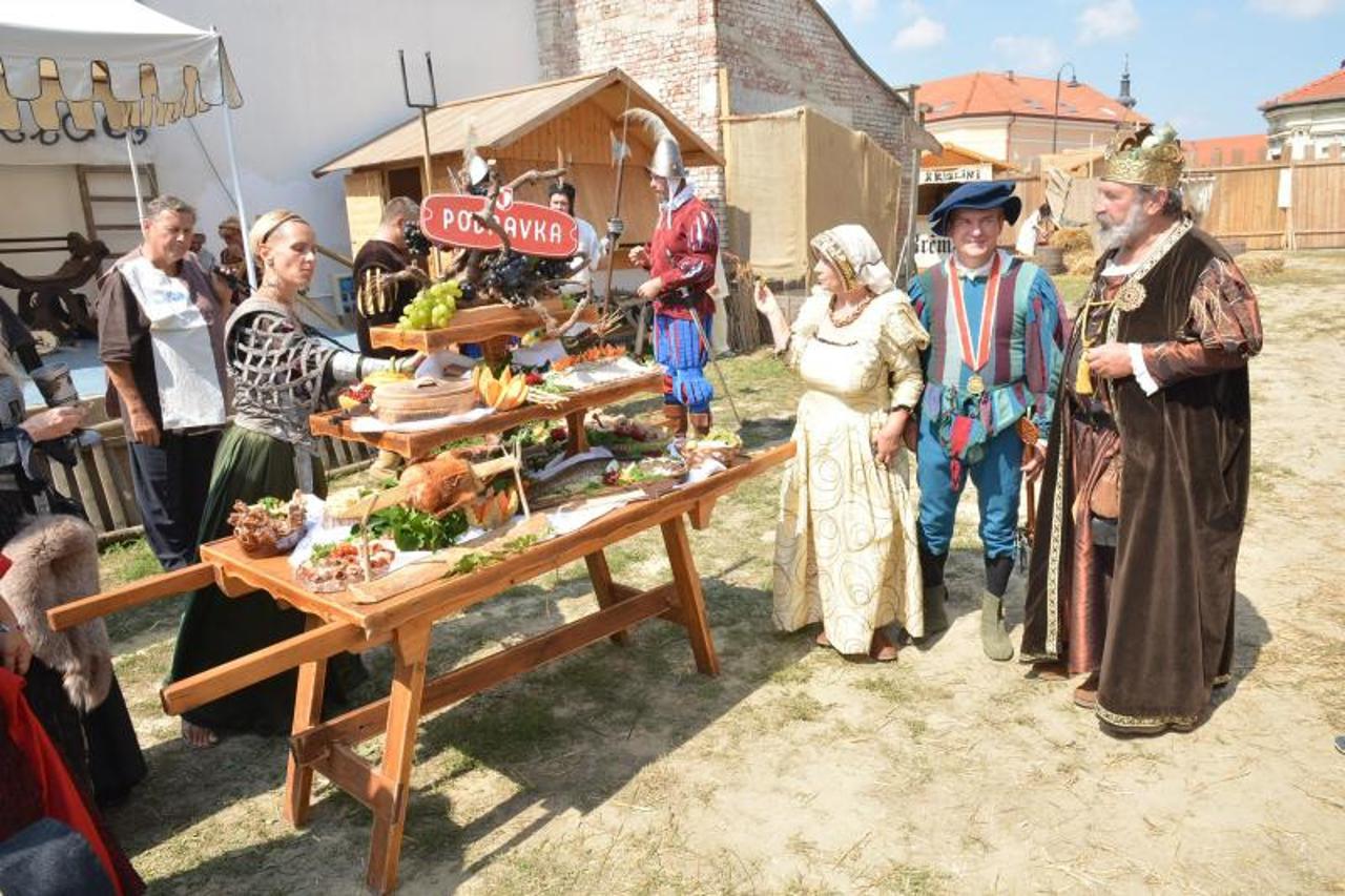 Iako traje treci dan, danas je bilo svecano otvorenje Renesansnog festivala kada su pred kraljem i kraljicom prodefilirale srednjovjekovne postrojbe iz brojnih zemalja