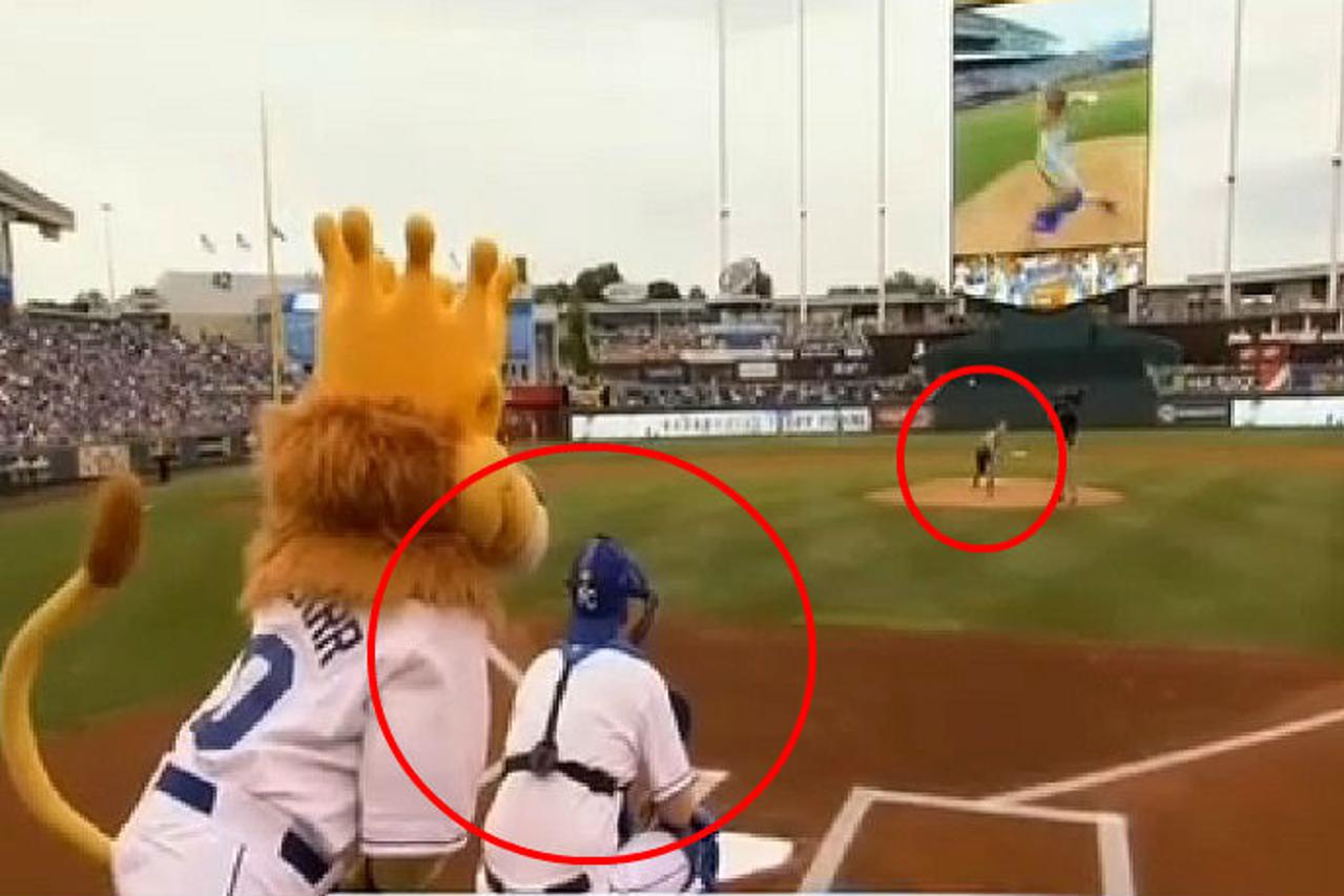 Dječak nije ni primijetio tko stoji iza maske igrača