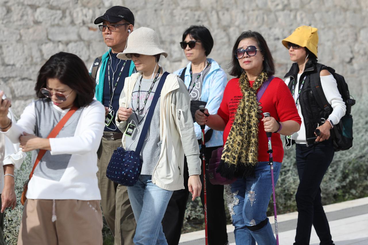 Šibenik: Turisti iskoristili sunčan dan za šetnju gradom