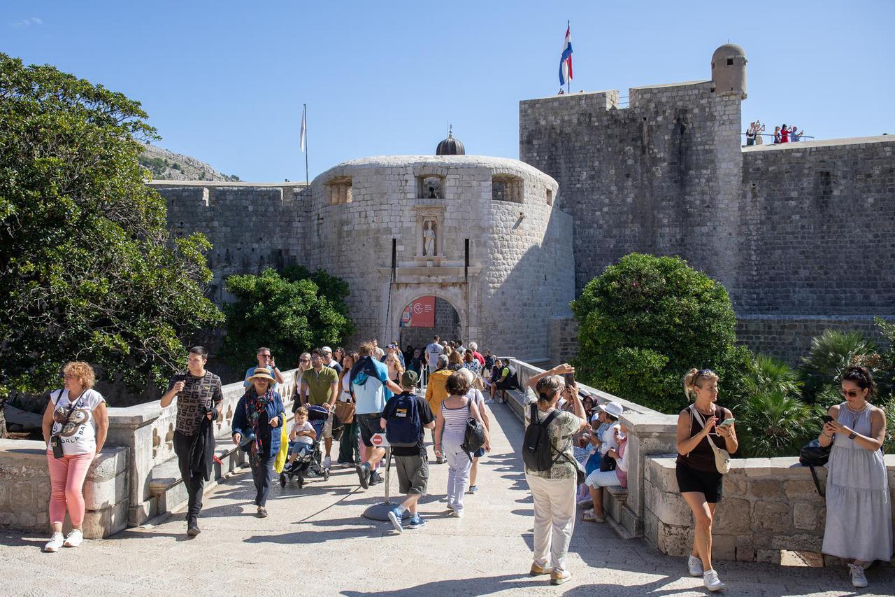 Dubrovnik: Velik broj turista unutar povijesne jezgre