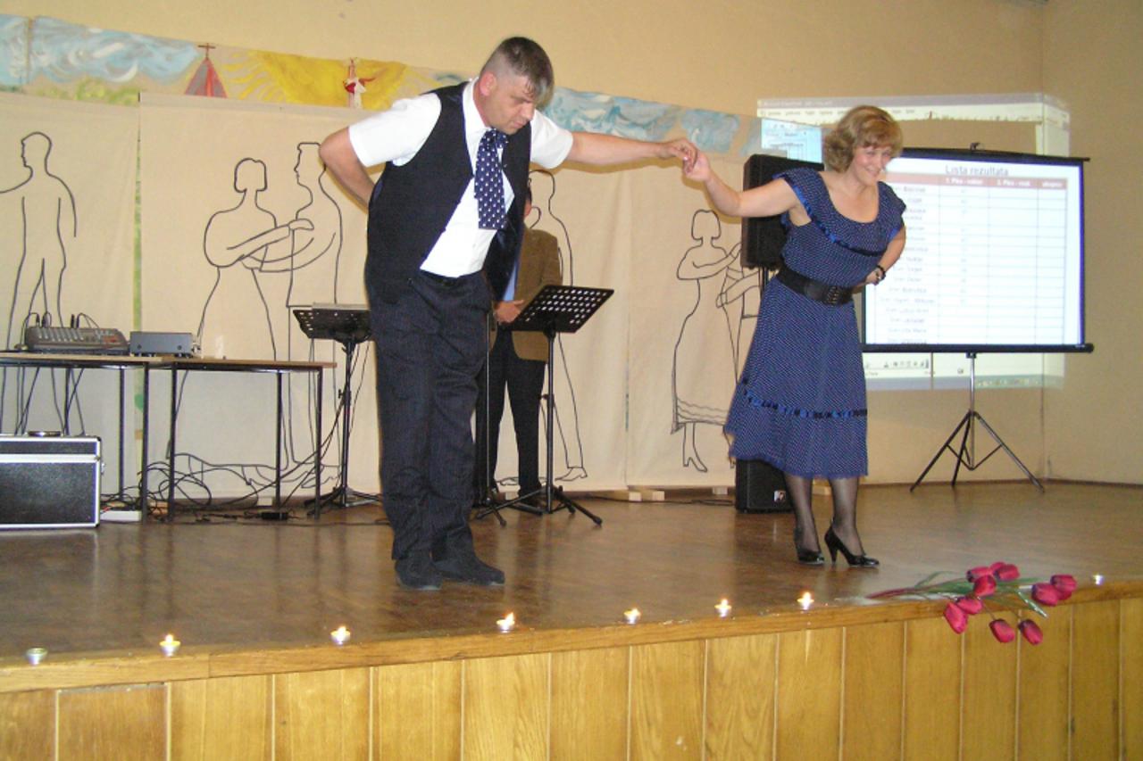 'zagorje - 21. 05. 2010.,Lobor, Hrvatska - Nastup plesackog para Doma Lobor-grad na 3. Domoplesu - Karolina Martinus i Zeljko Vuzmek, plesu engleski valcer'