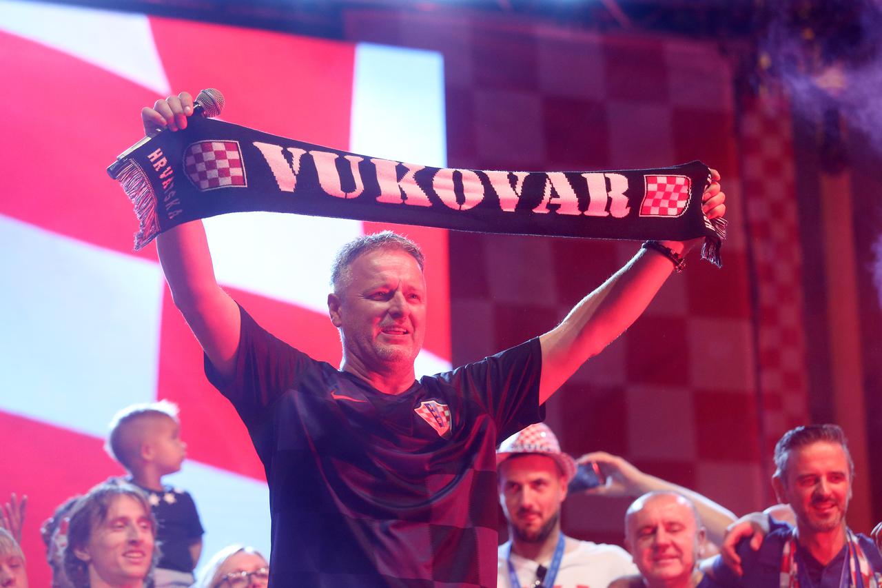 Zagreb: Nakon pet sati vožnje kroz grad Vatreni konačno stigli na Trg bana Josipa Jelačiča