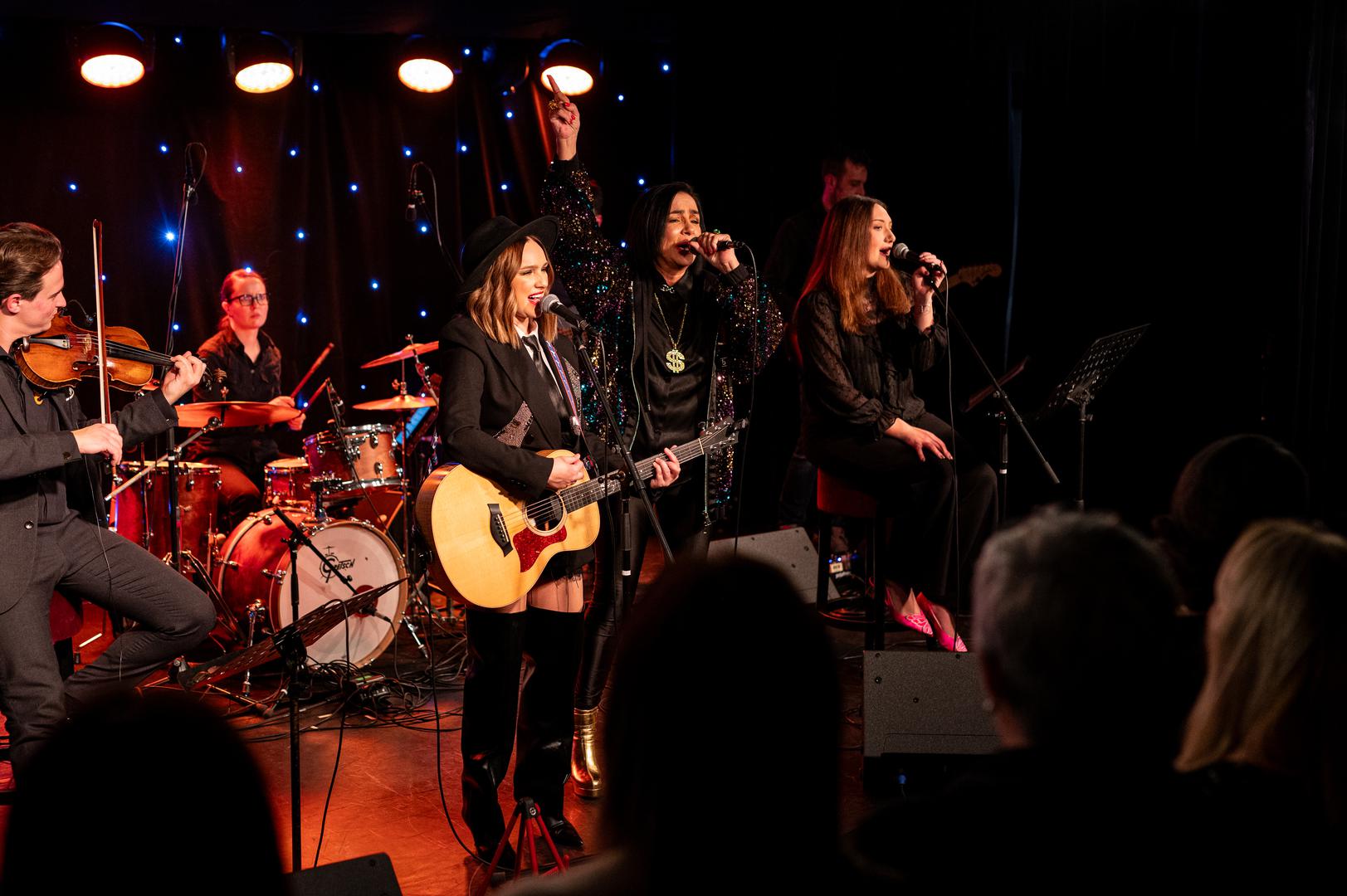 Marija je na glazbenoj sceni već dugi niz godina, a njezini koncerti uvijek pruže izvrsnu zabavu i druženje na kojemu se kako u publici tako na pozornici pridruže i izvrsni glazbenici s kojima godinama surađuje. 