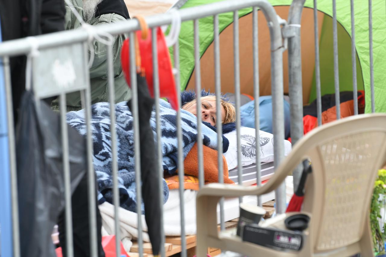 Beograd: Dijana Hrka provela je noć ispred skupštine