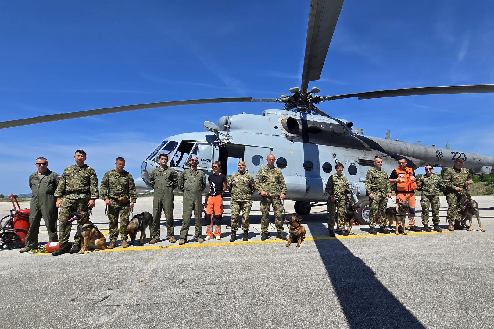 Cilj obuke službenih pasa je njihovo postupno privikavanje na različite situacije i okruženja s kojima se mogu susresti tijekom vojne službe kako bi zadaće izvršavali bez stresa i neželjenih reakcija, istaknula je poručnica Matea Štangl.

